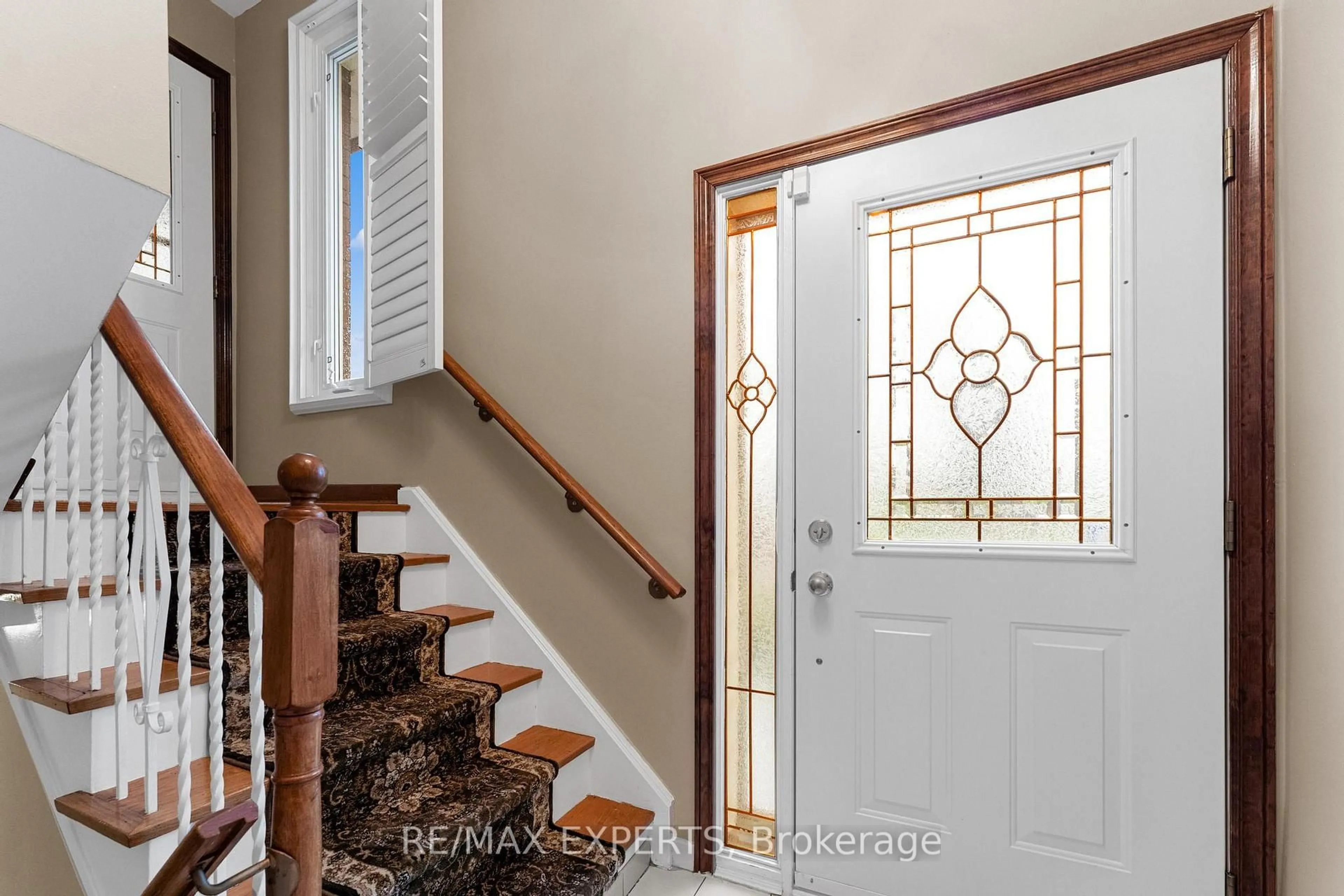 Indoor entryway for 72 Songwood Dr, Toronto Ontario M9M 1X3