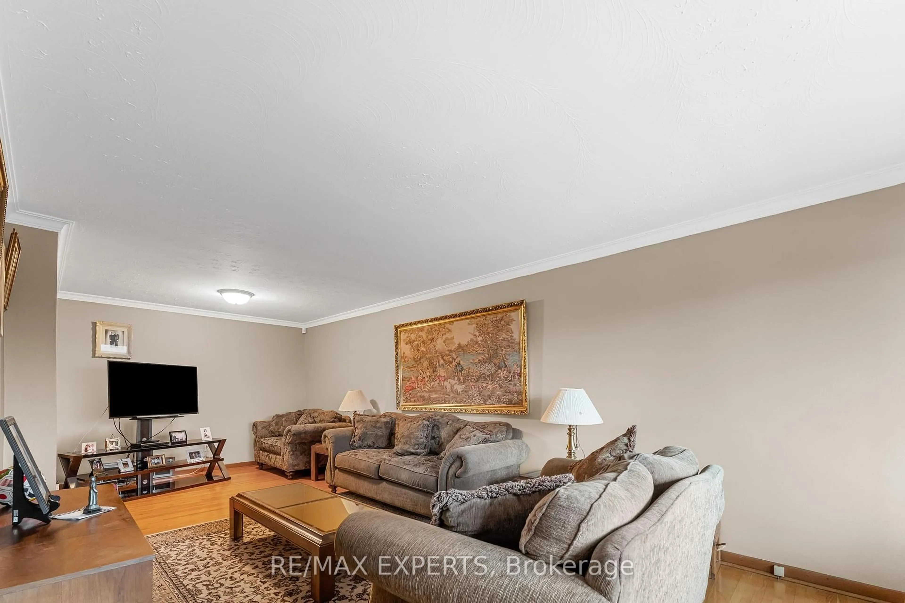 Living room with furniture, unknown for 72 Songwood Dr, Toronto Ontario M9M 1X3