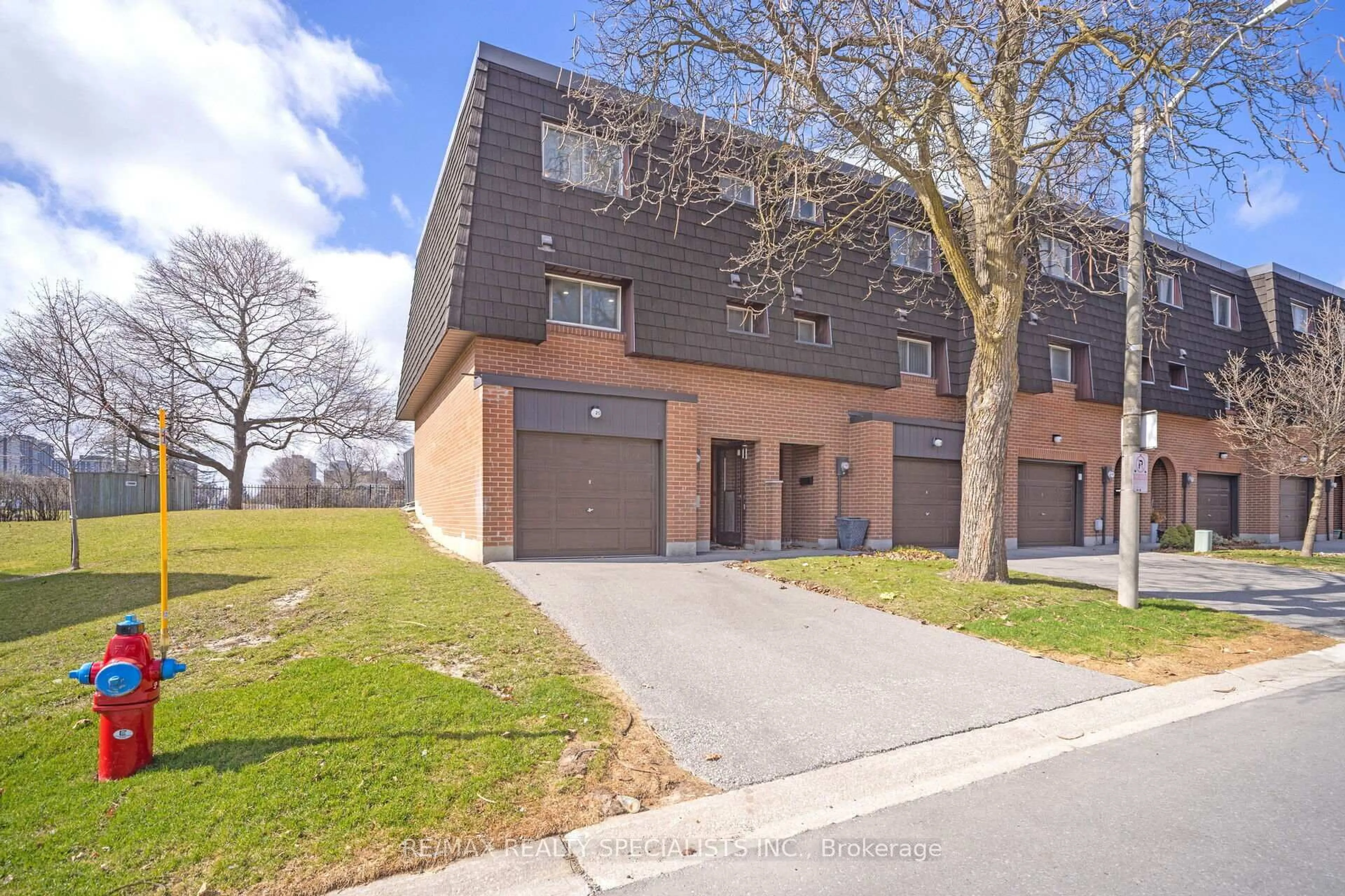 A pic from outside/outdoor area/front of a property/back of a property/a pic from drone, street for 20 Darras Crt, Brampton Ontario L6T 1W7