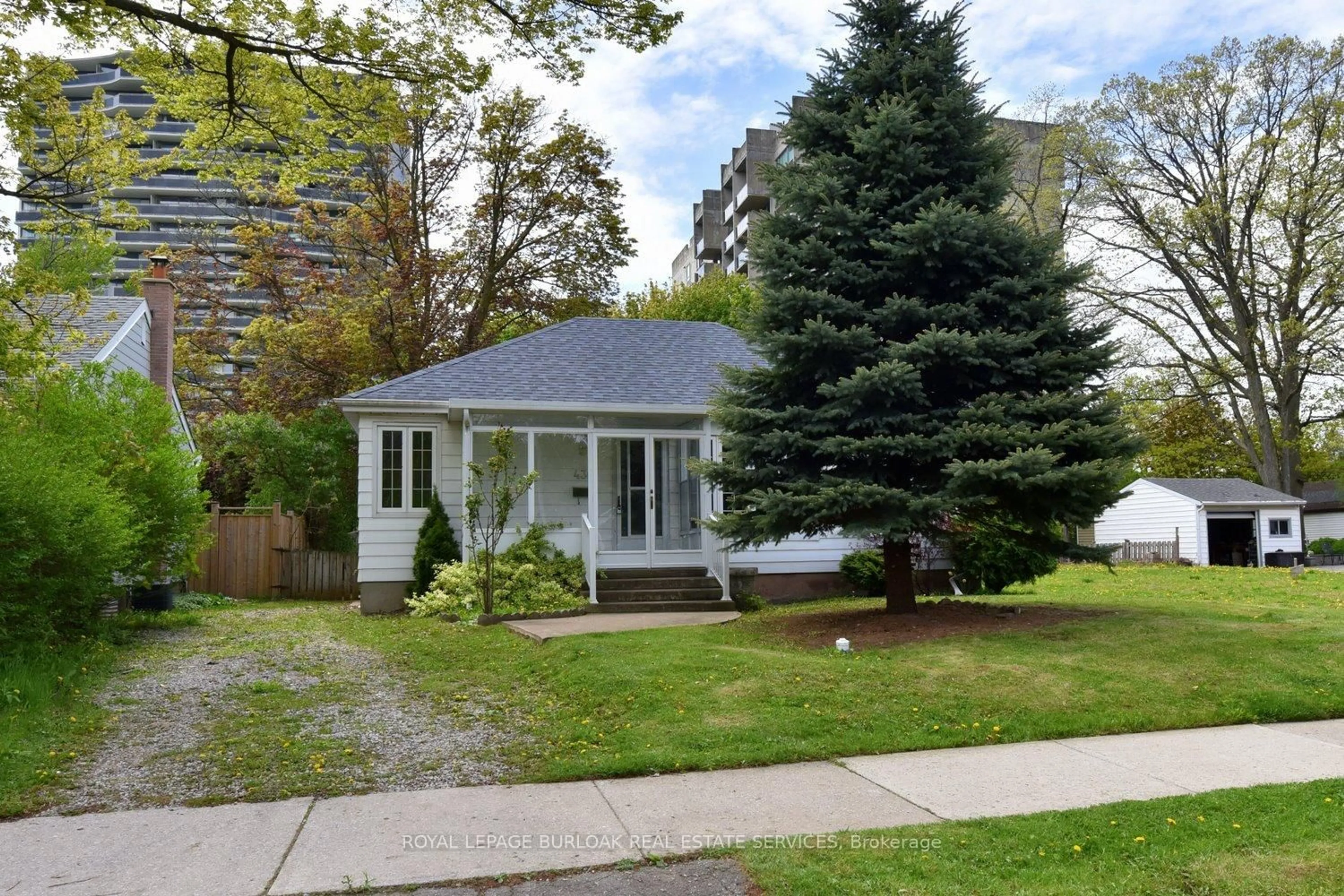 Unknown for 430 Queen Mary Dr, Oakville Ontario L6K 3M1