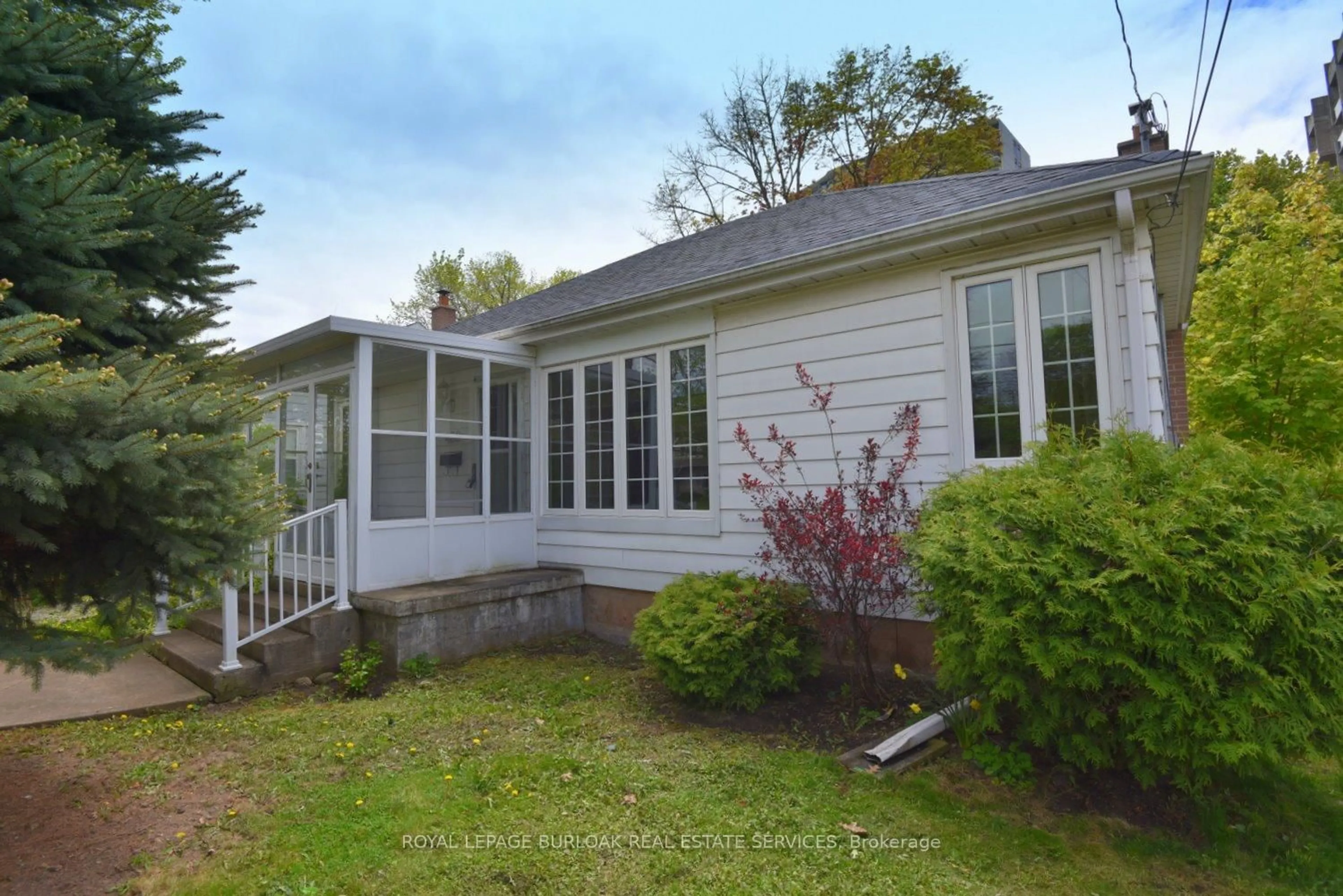Home with vinyl exterior material, unknown for 430 Queen Mary Dr, Oakville Ontario L6K 3M1
