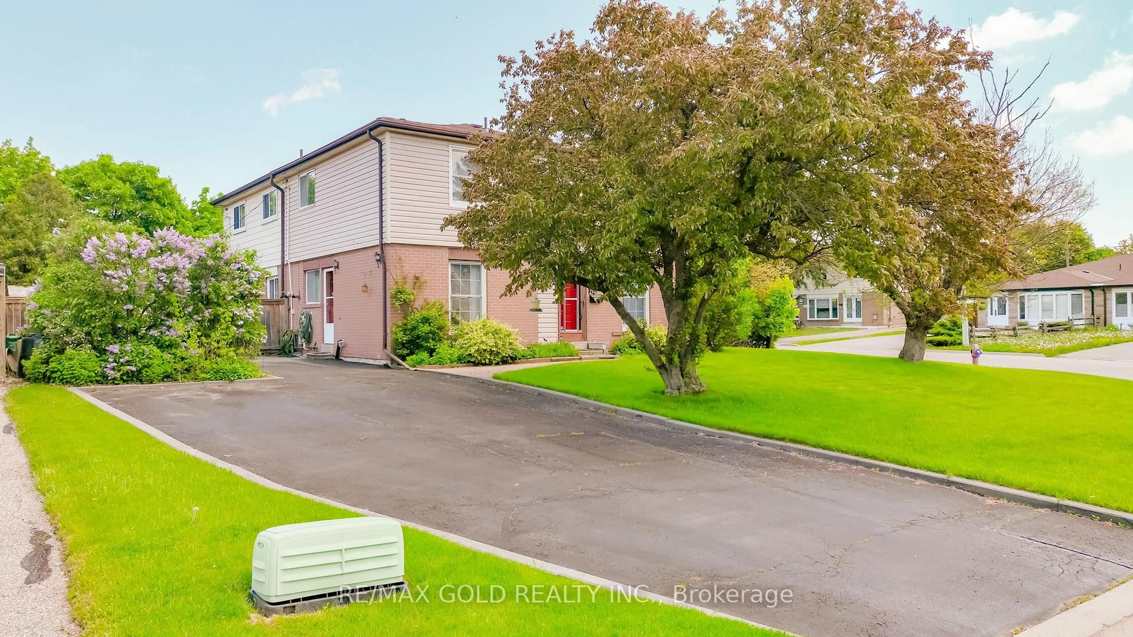 A pic from outside/outdoor area/front of a property/back of a property/a pic from drone, street for 22 Dalraith Cres, Brampton Ontario L6T 2X5