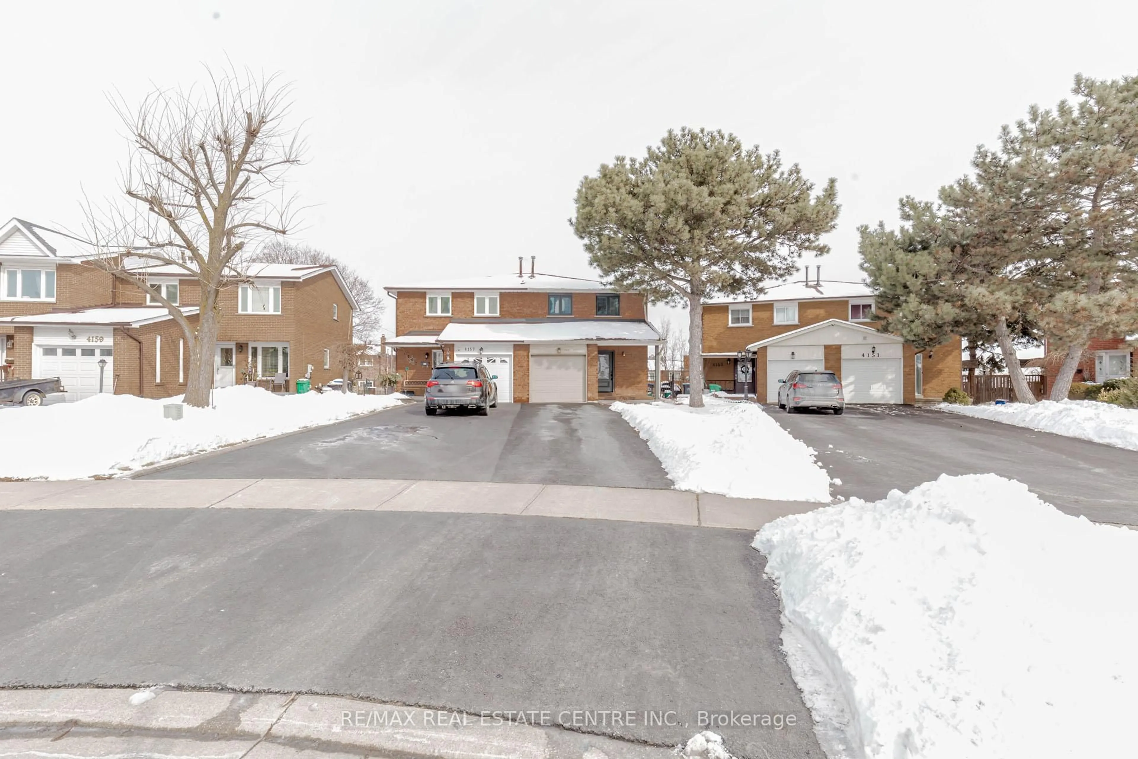 A pic from outside/outdoor area/front of a property/back of a property/a pic from drone, street for 4155 Dursley Cres, Mississauga Ontario L4Z 1J6