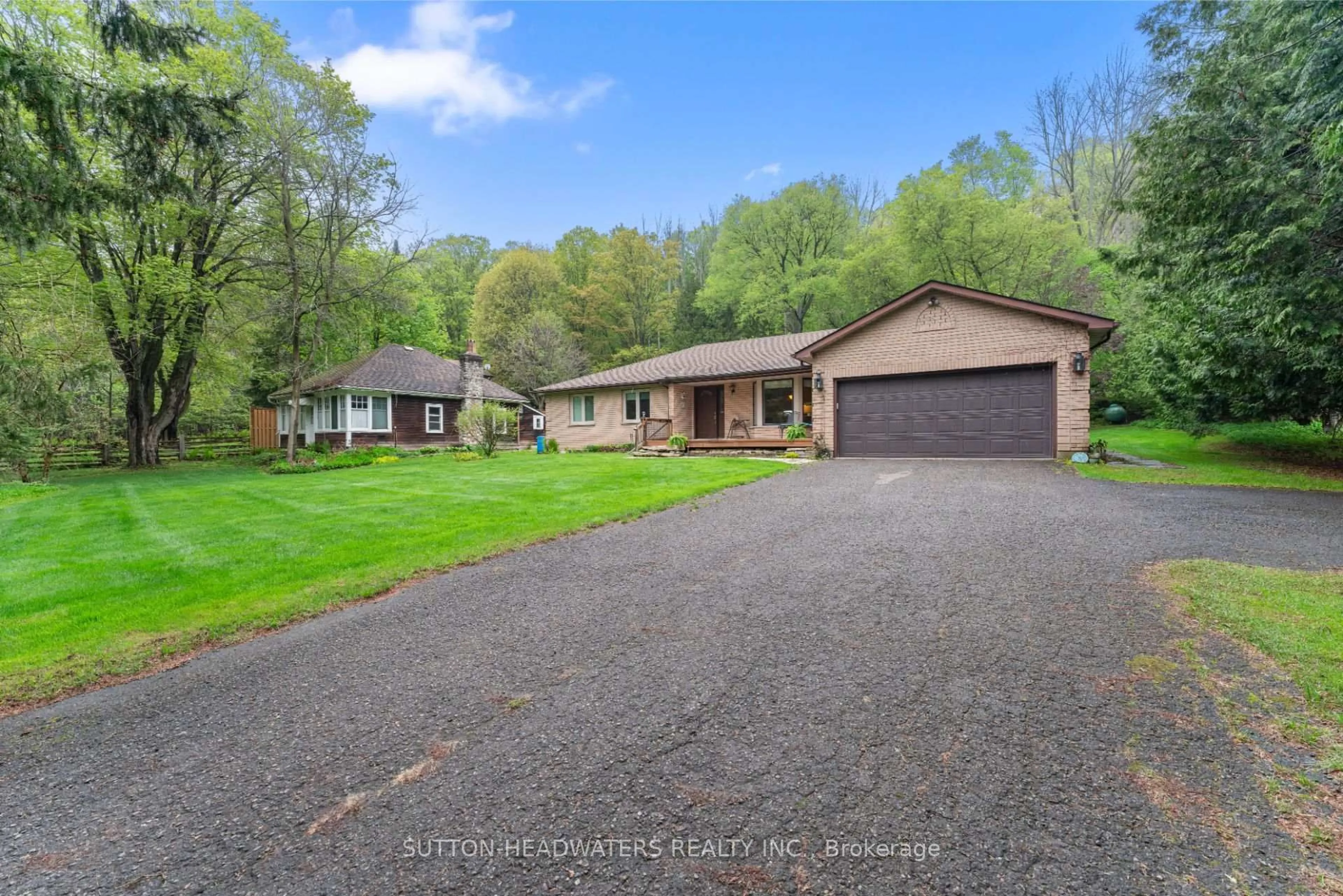 A pic from outside/outdoor area/front of a property/back of a property/a pic from drone, street for 265 Dominion St, Caledon Ontario L7K 2H8