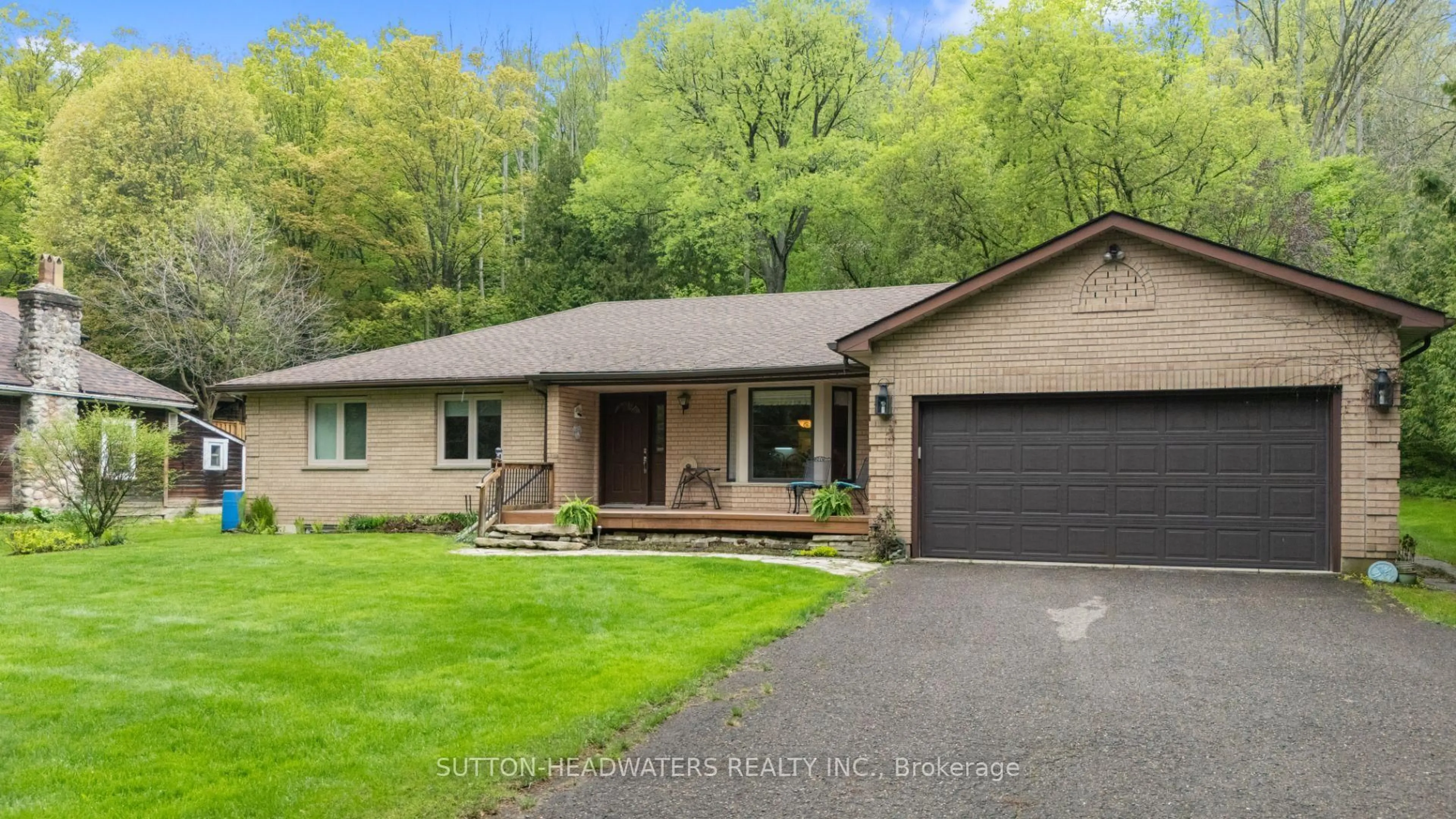 Home with vinyl exterior material, unknown for 265 Dominion St, Caledon Ontario L7K 2H8