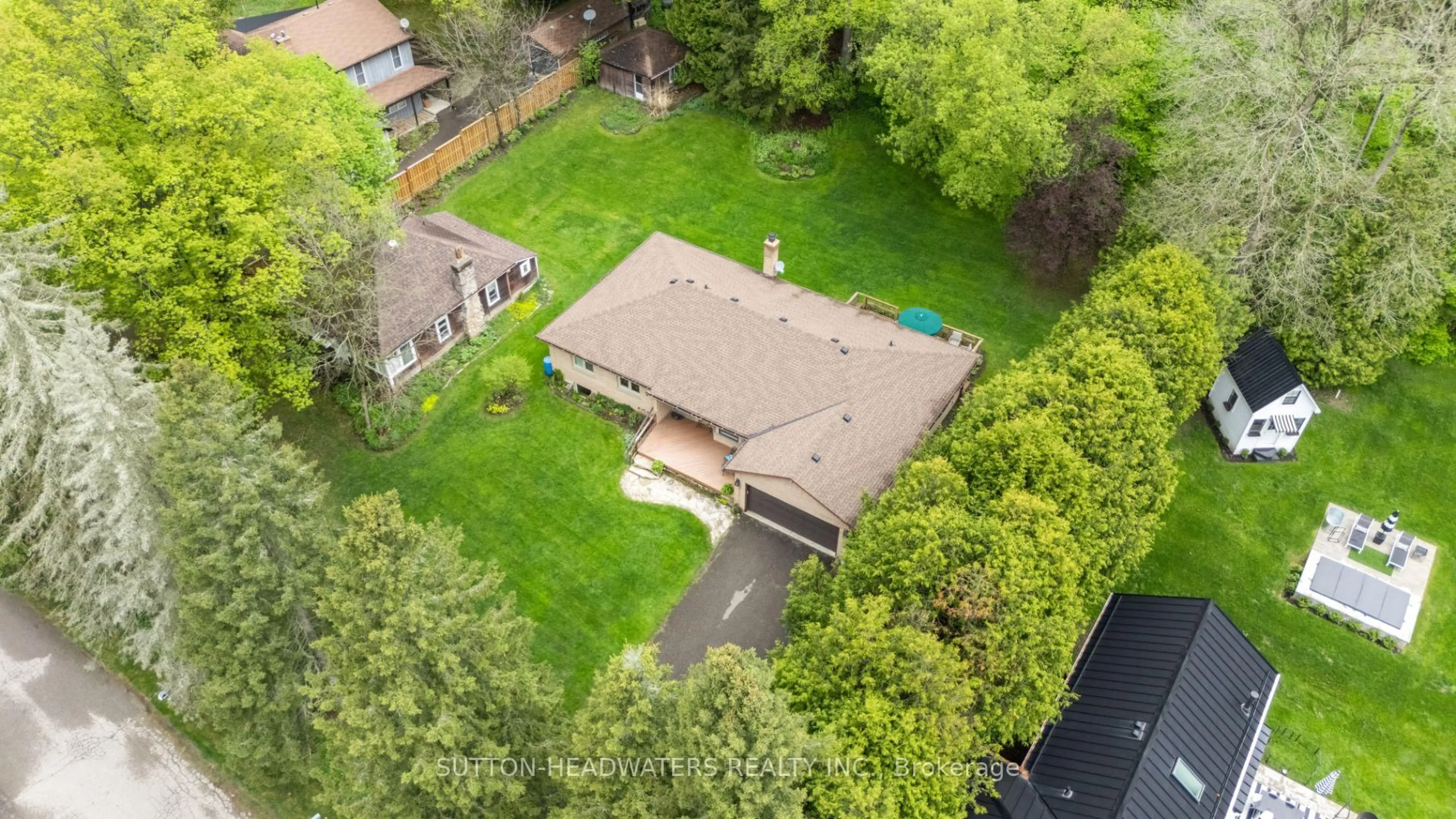 A pic from outside/outdoor area/front of a property/back of a property/a pic from drone, street for 265 Dominion St, Caledon Ontario L7K 2H8