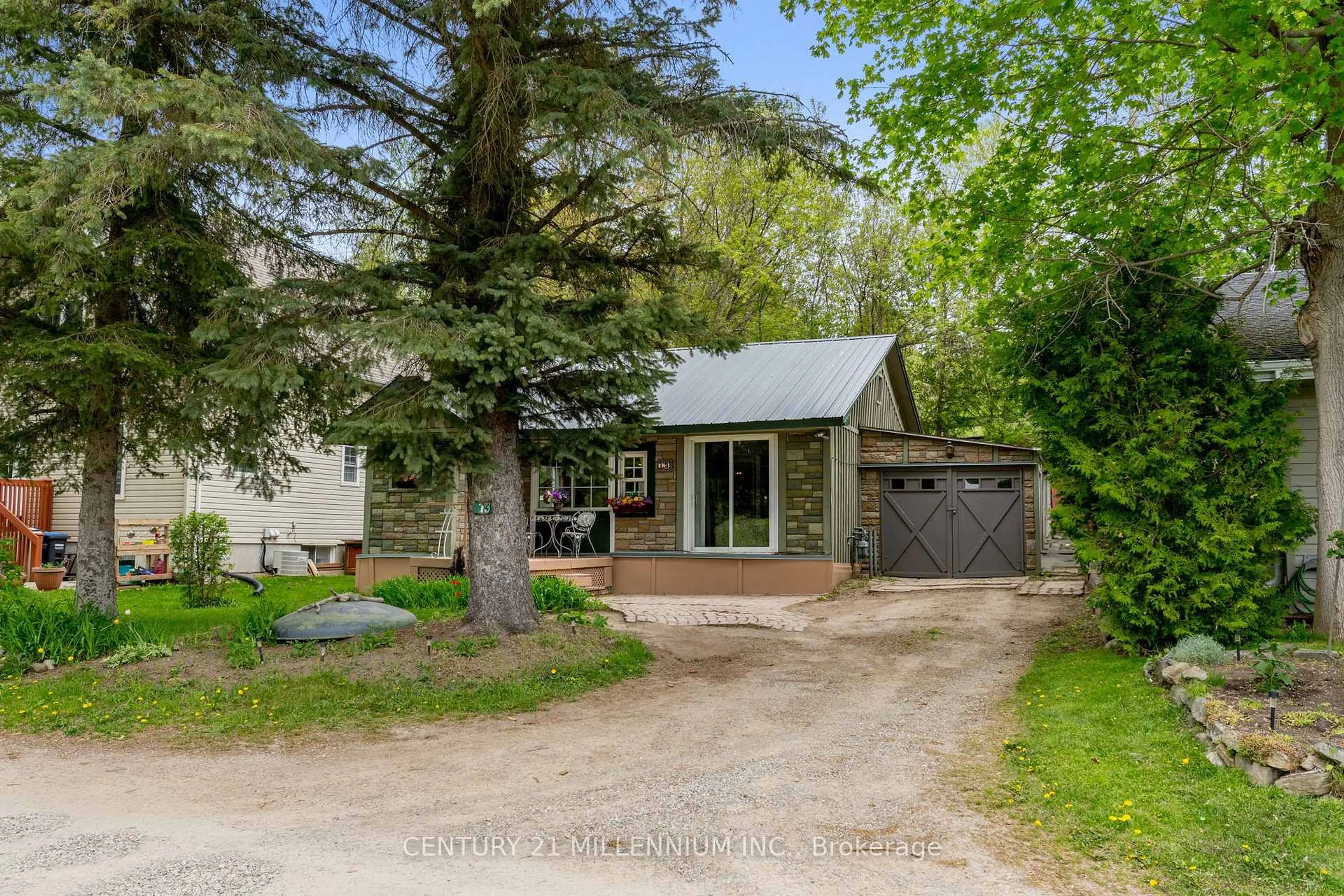 A pic from outside/outdoor area/front of a property/back of a property/a pic from drone, street for 13 Old Pavilion Rd, Caledon Ontario L7C 3J8