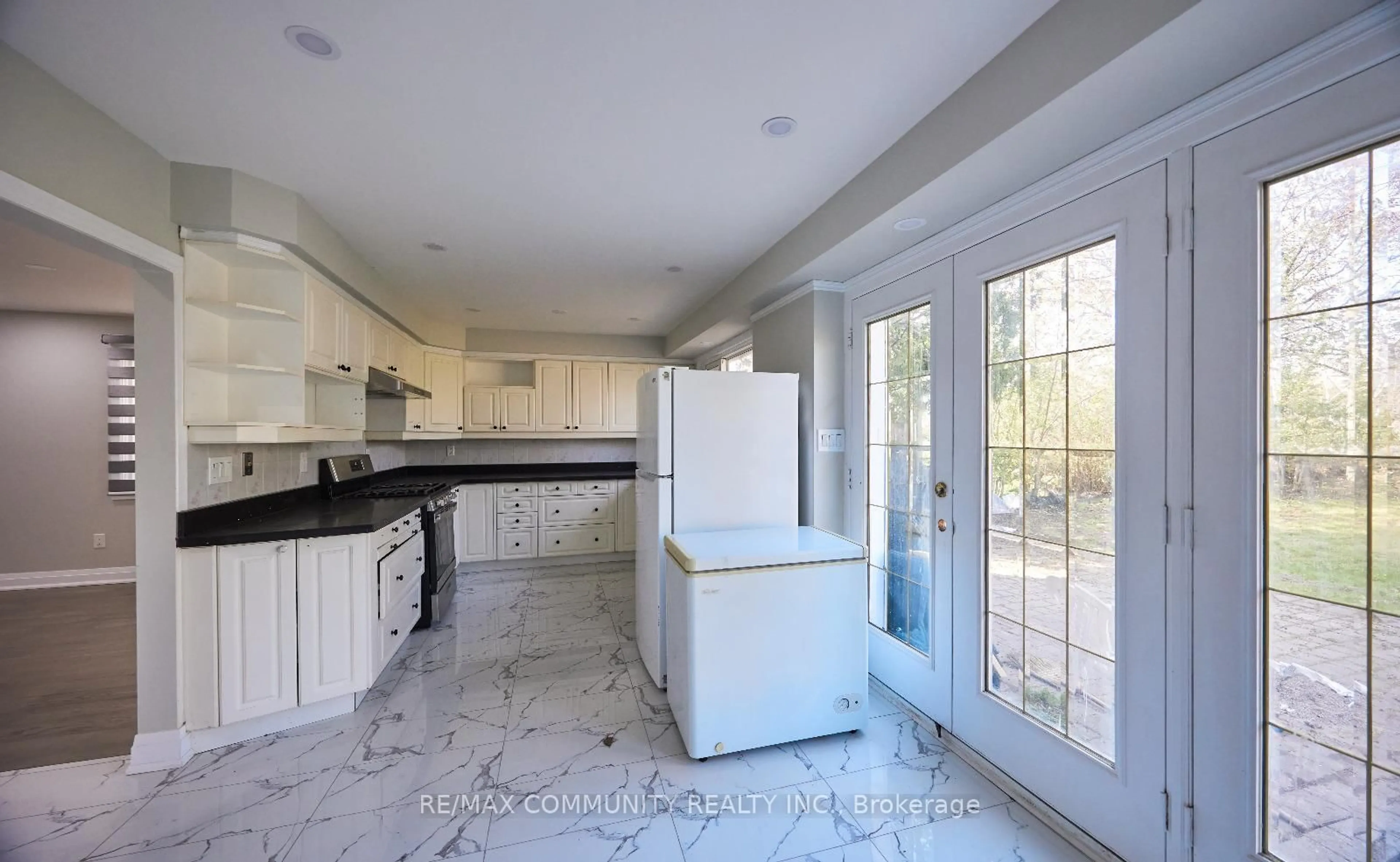 Open concept kitchen, ceramic/tile floor for 71 Willowridge Rd, Toronto Ontario M9R 3Z2