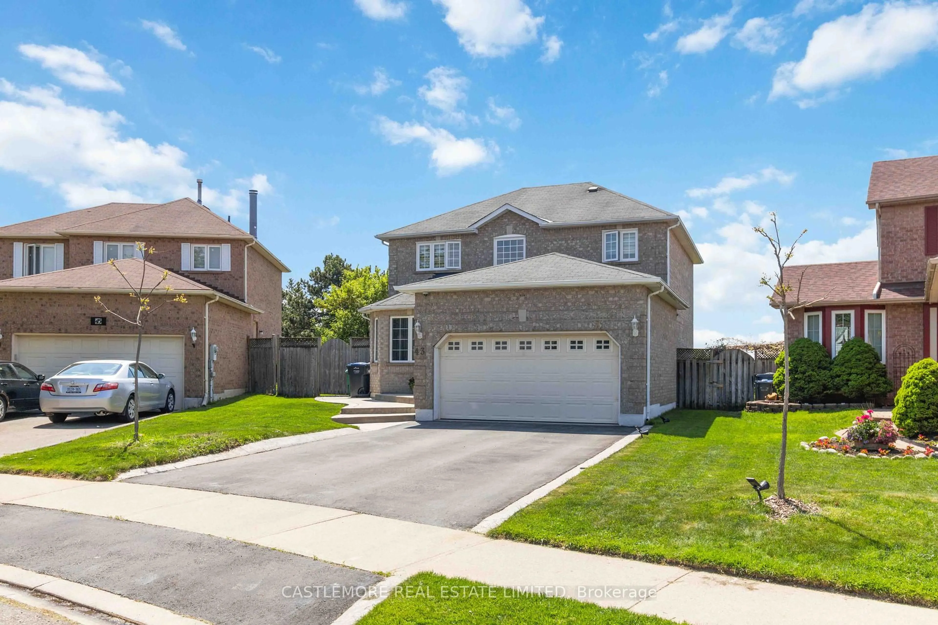 A pic from outside/outdoor area/front of a property/back of a property/a pic from drone, street for 43 Vivians Cres, Brampton Ontario L6Y 4V1