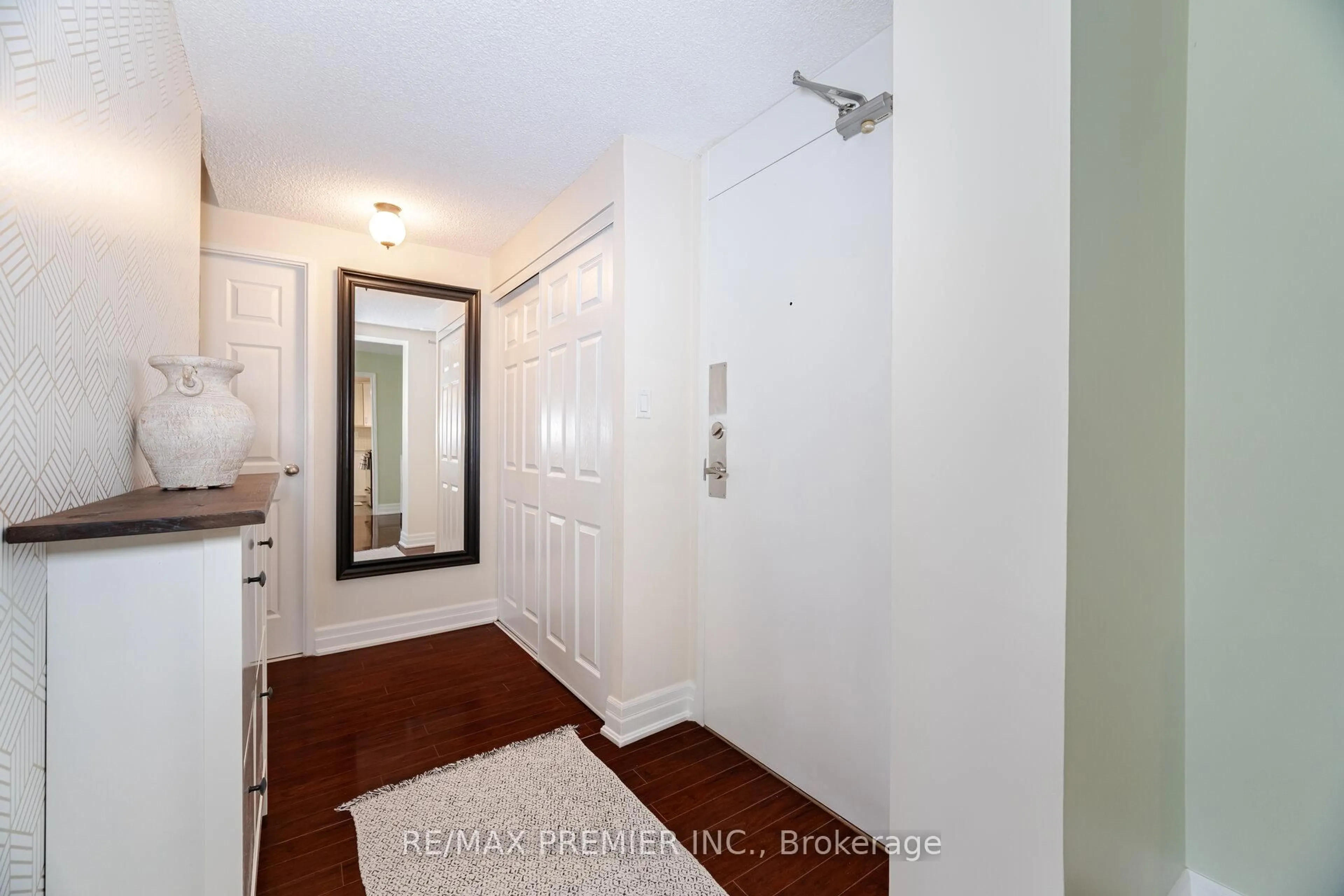 Indoor entryway for 270 Scarlett Rd #1905, Toronto Ontario M6N 4X7