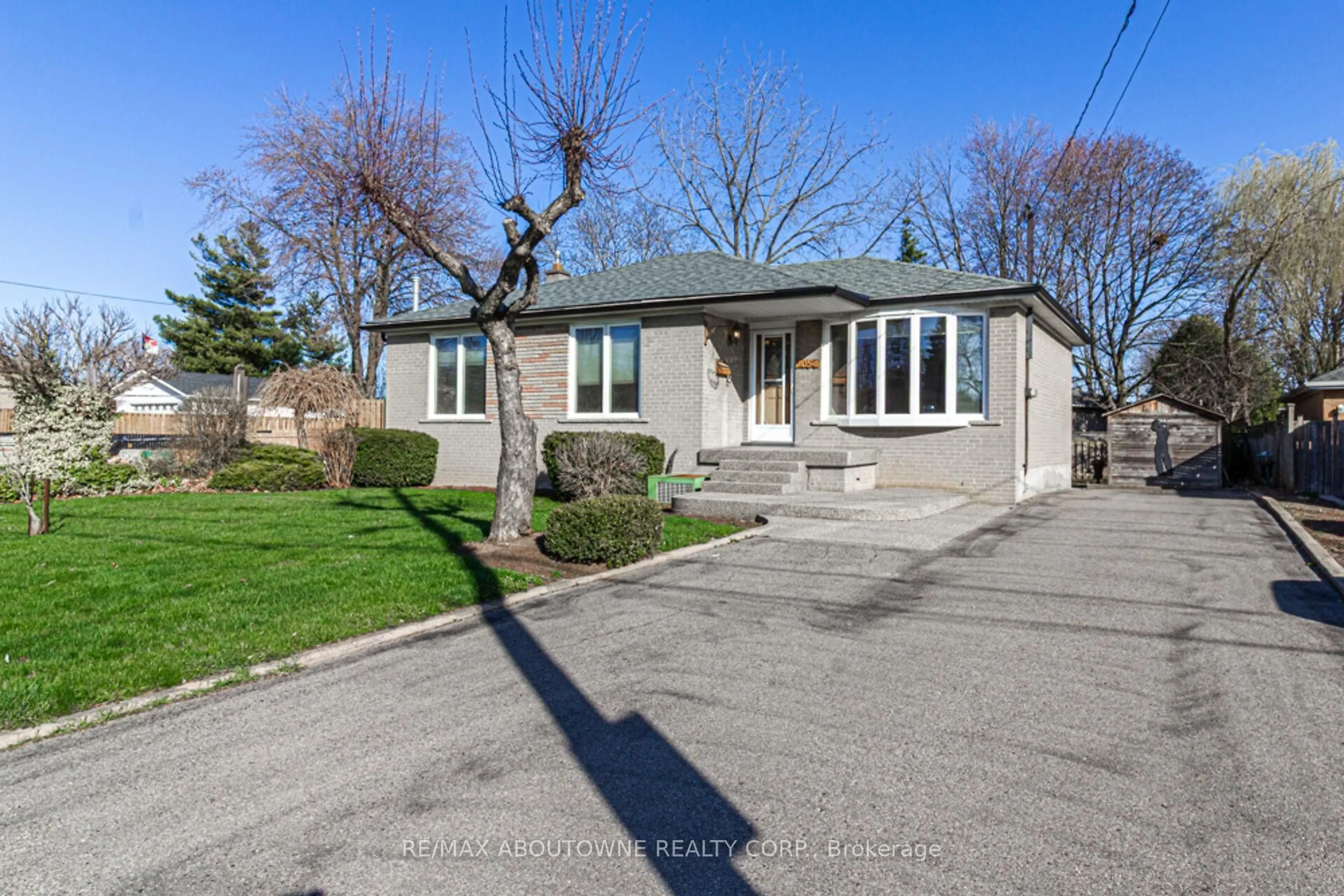 Unknown for 2054 Bridge Rd, Oakville Ontario L6L 2E7