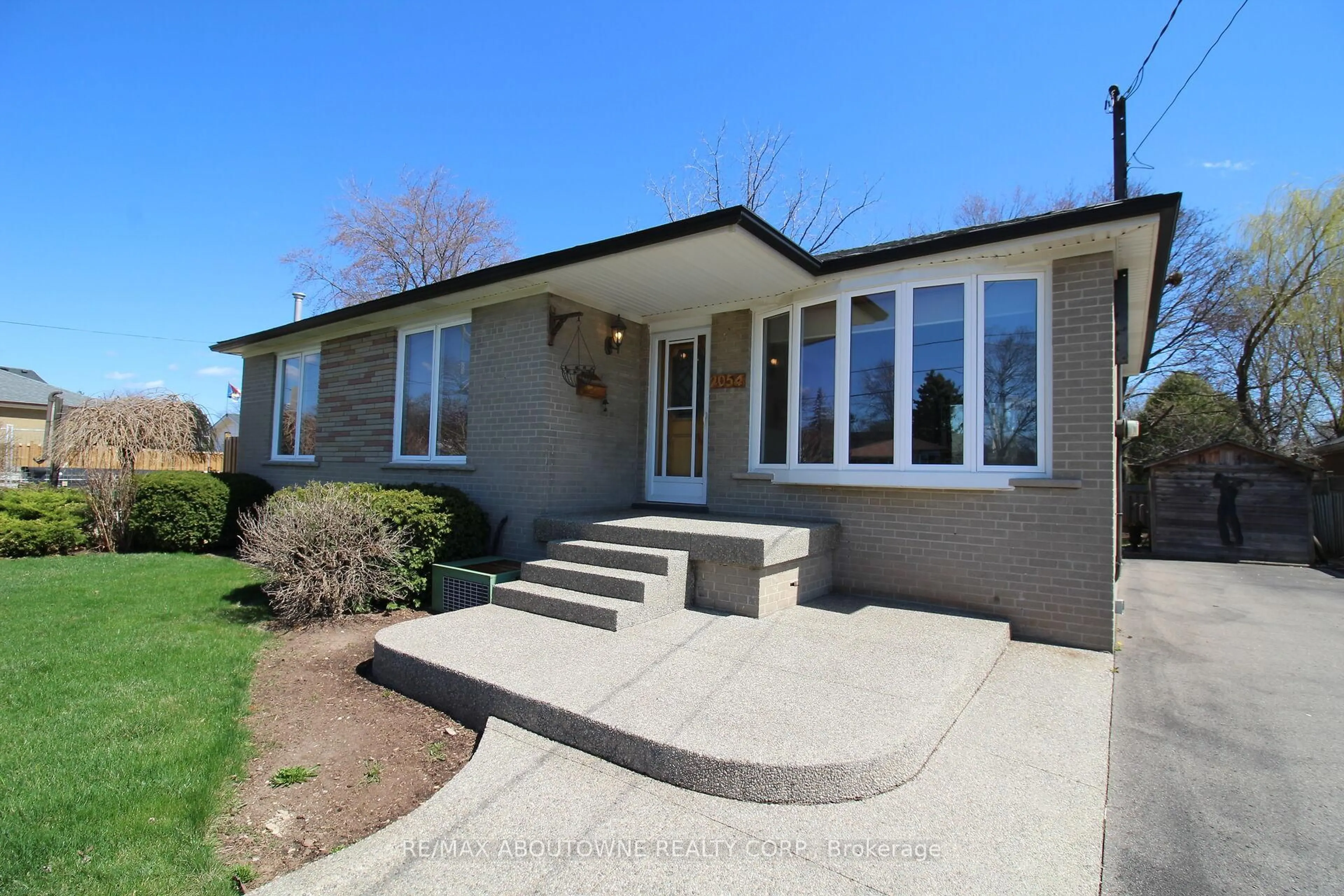 Home with vinyl exterior material, street for 2054 Bridge Rd, Oakville Ontario L6L 2E7