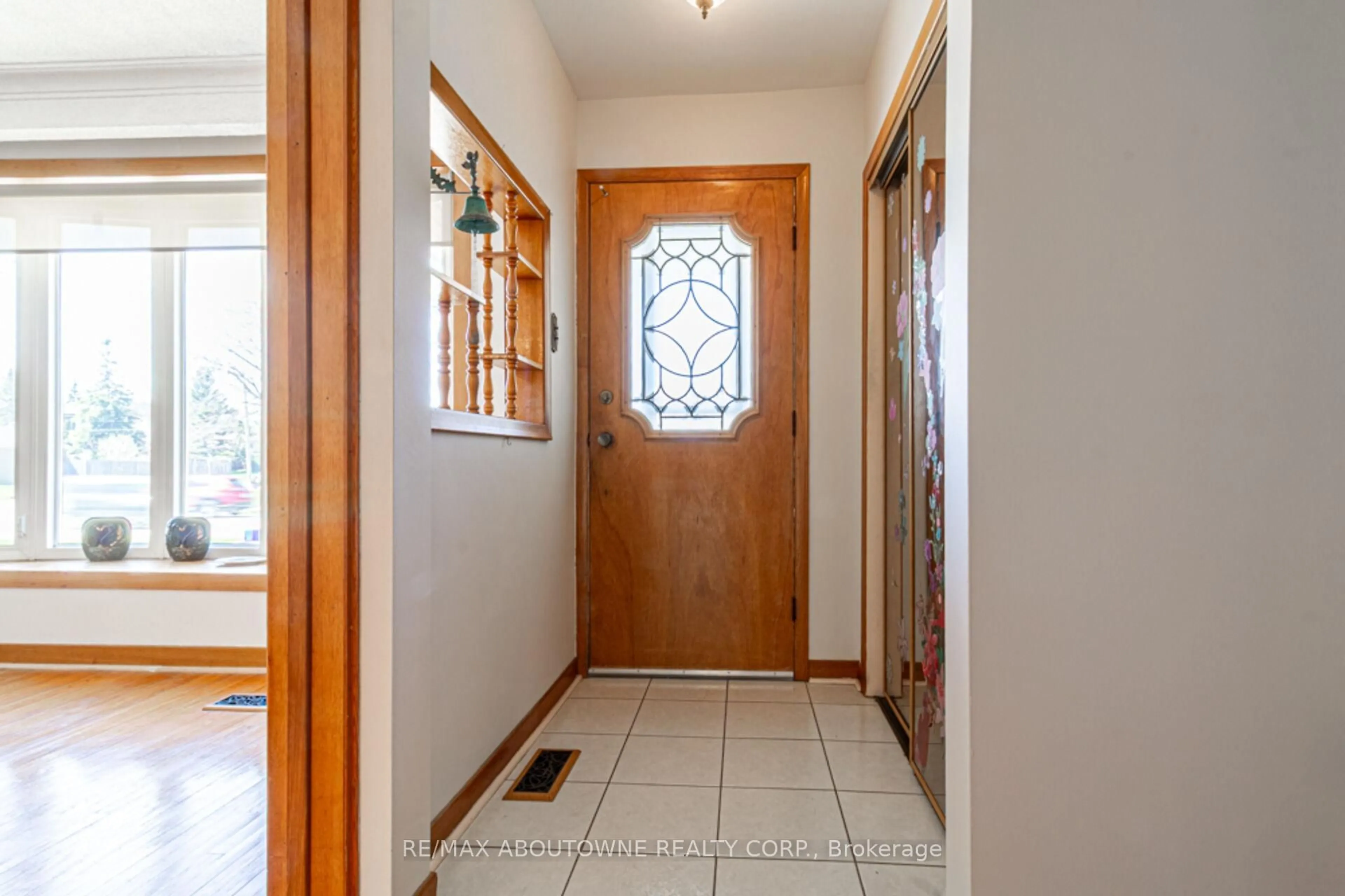 Indoor entryway for 2054 Bridge Rd, Oakville Ontario L6L 2E7