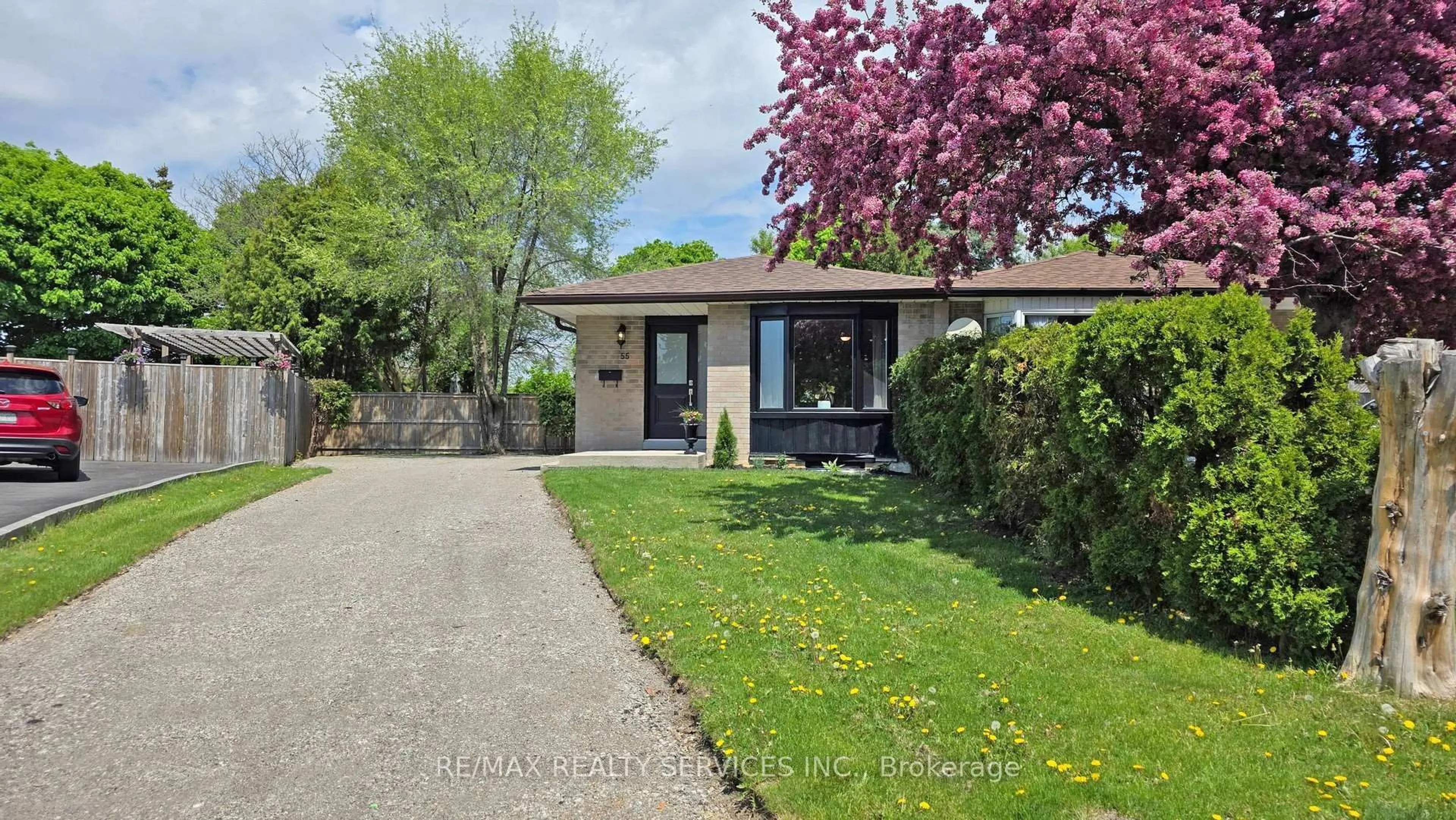 A pic from outside/outdoor area/front of a property/back of a property/a pic from drone, street for 55 Greenwood Cres, Brampton Ontario L6S 1T2