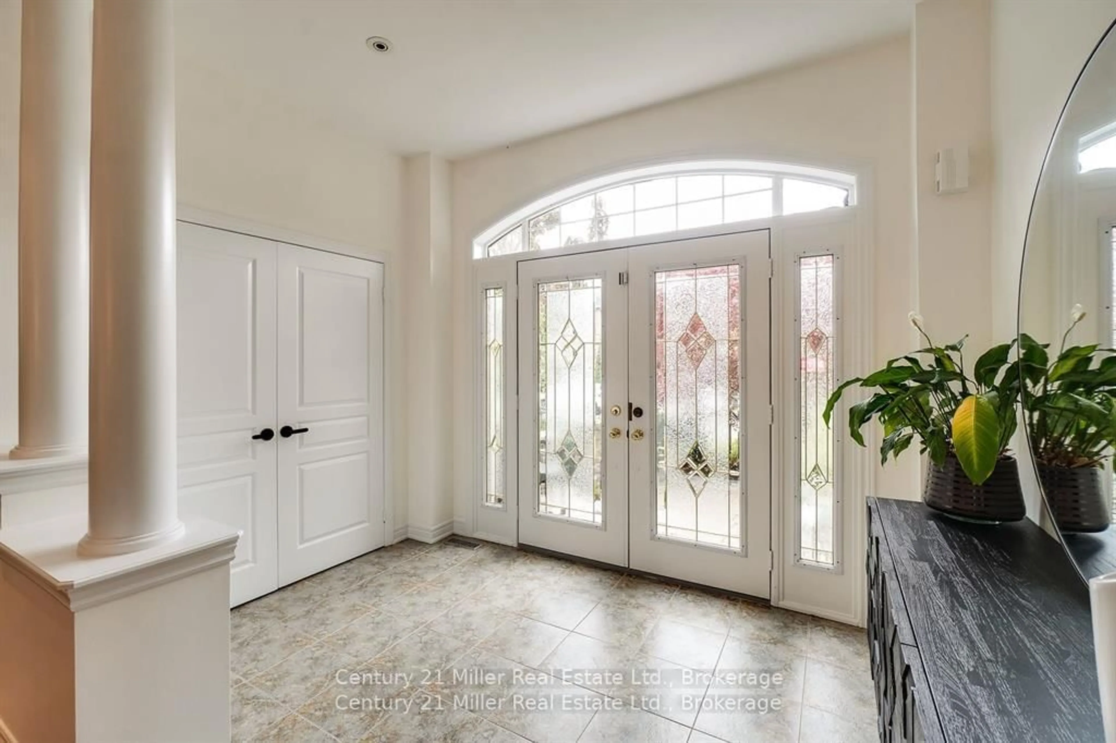 Indoor entryway for 2301 Hertfordshire Way, Oakville Ontario L6H 7M5