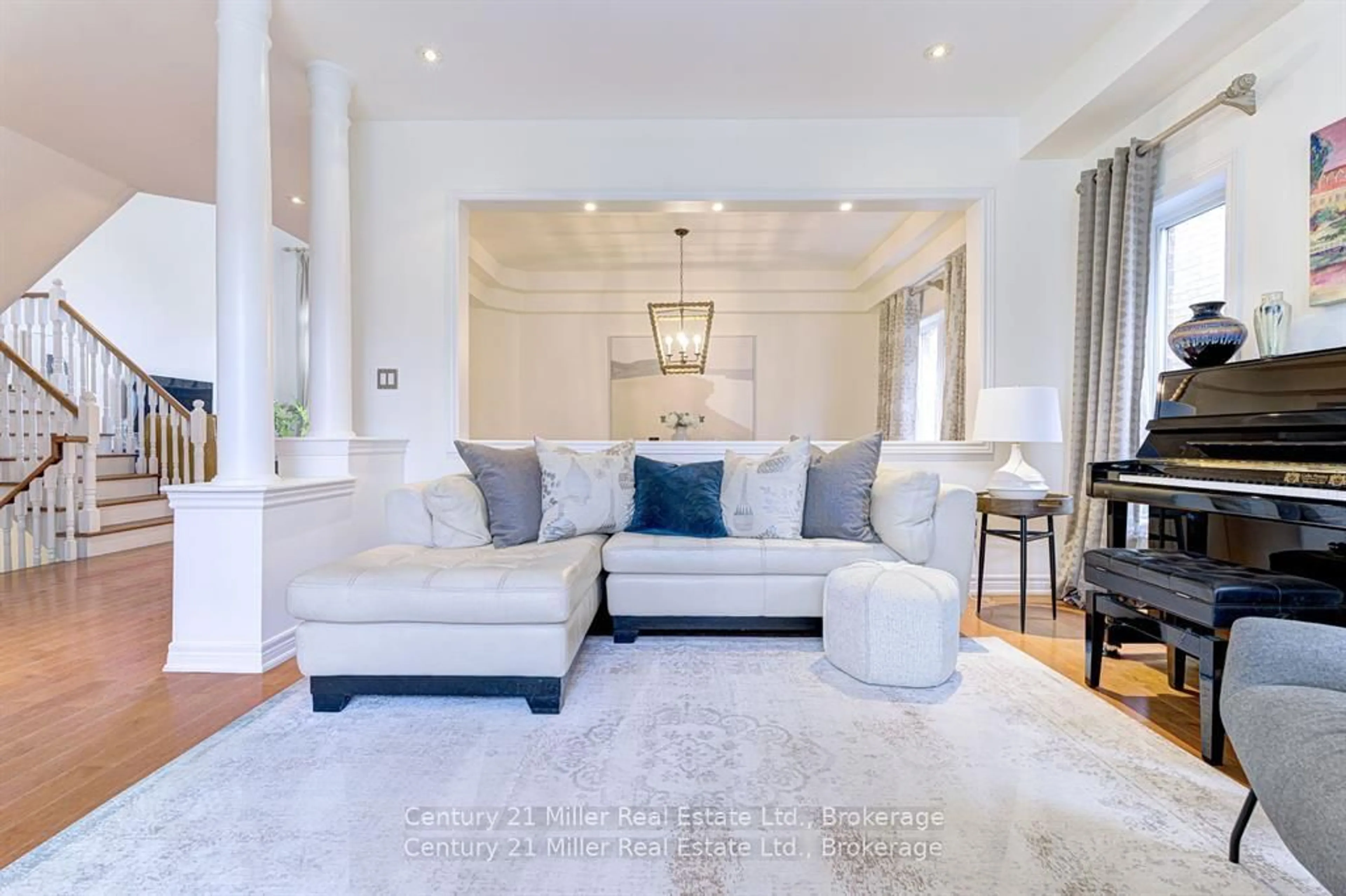 Living room with furniture, unknown for 2301 Hertfordshire Way, Oakville Ontario L6H 7M5