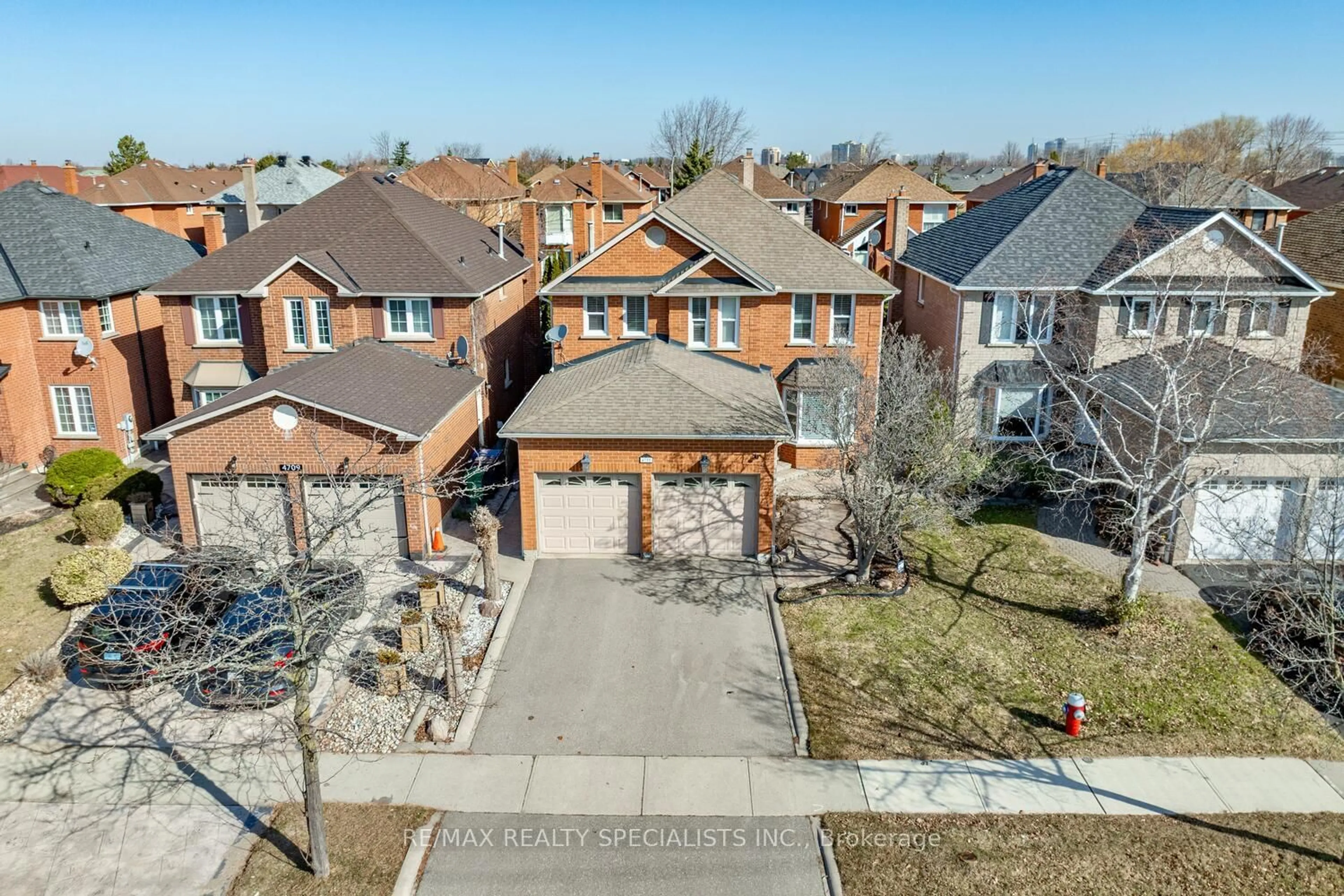 A pic from outside/outdoor area/front of a property/back of a property/a pic from drone, street for 4705 Rathkeale Rd, Mississauga Ontario L5V 1J8