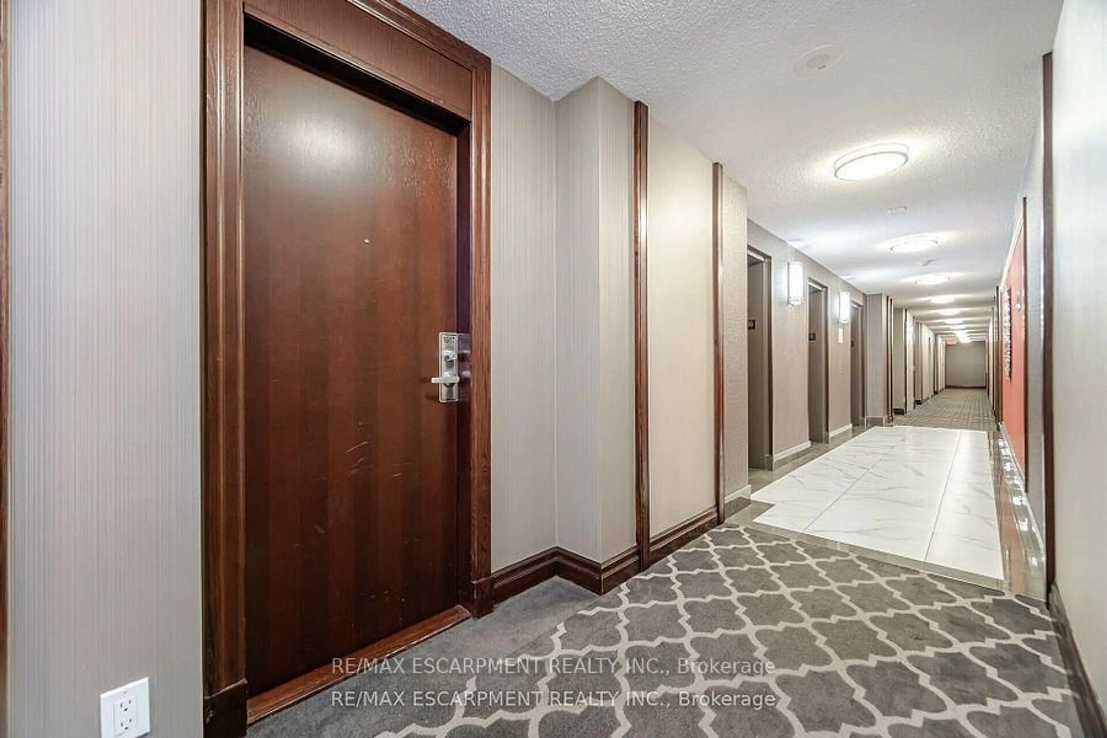 Indoor foyer for 335 Rathburn Rd #1617, Mississauga Ontario L5B 0C8