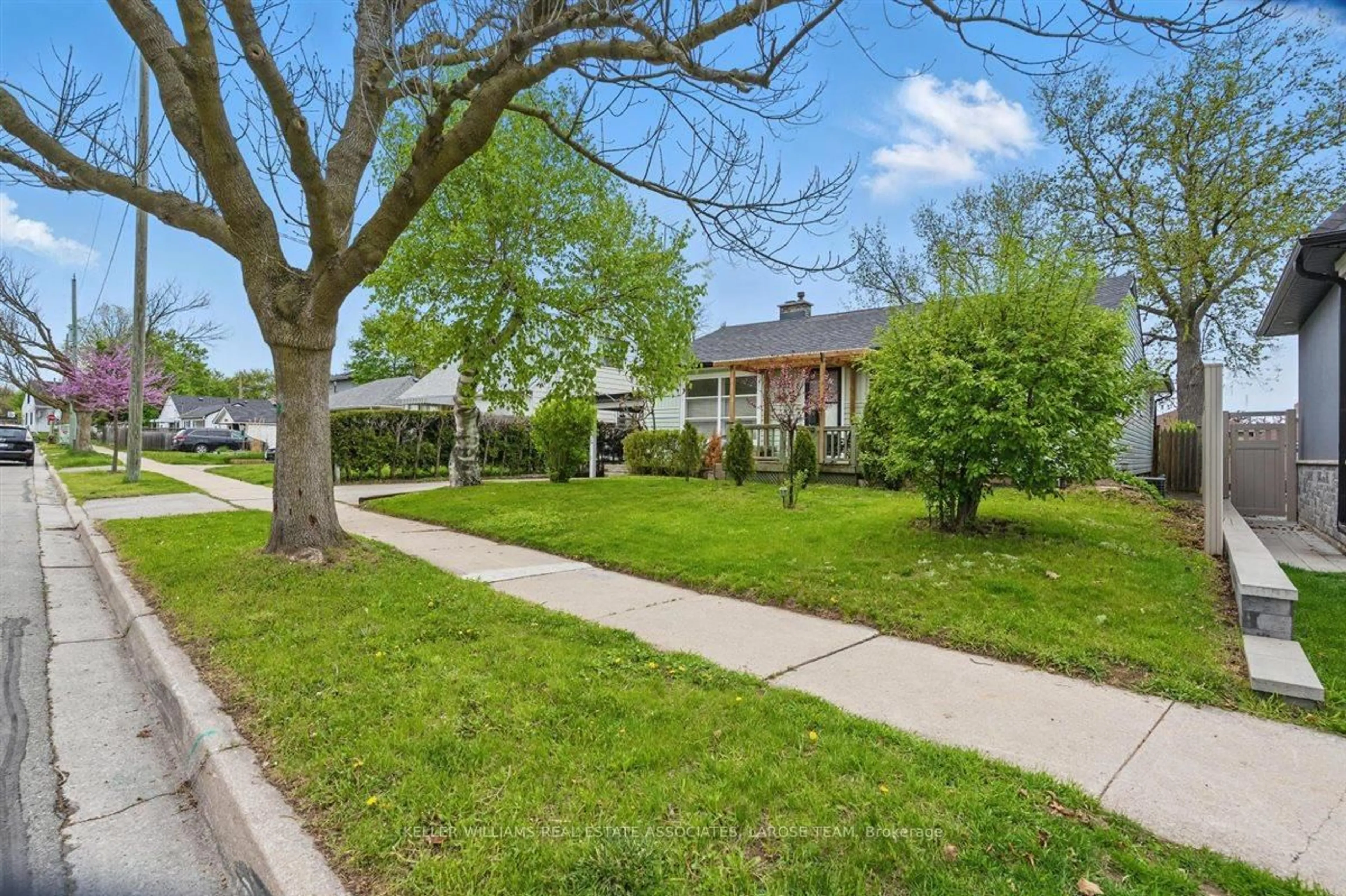 A pic from outside/outdoor area/front of a property/back of a property/a pic from drone, street for 309 Felan Ave, Oakville Ontario L6K 2X9
