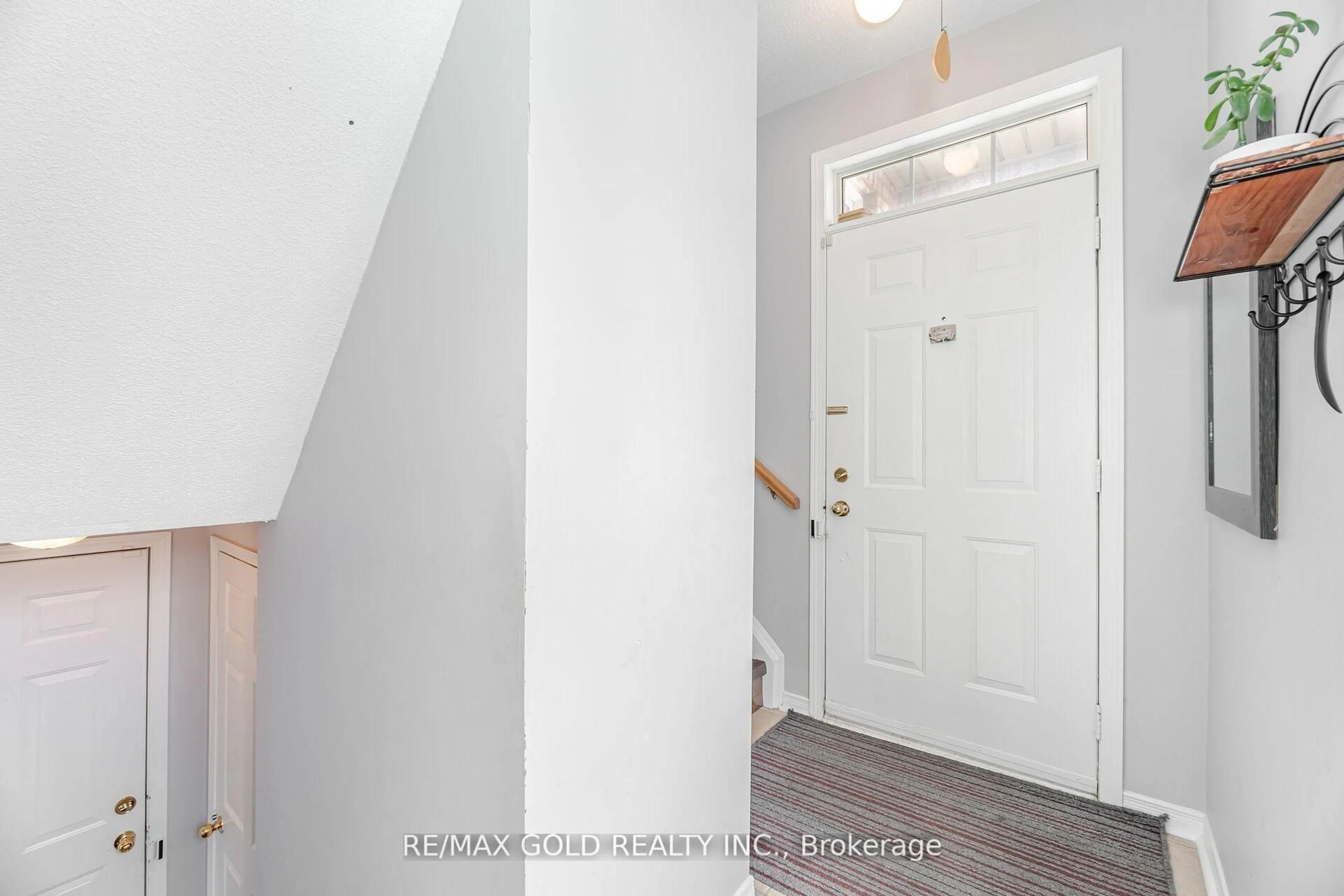 Indoor entryway for 7155 Magistrate Terr #43, Mississauga Ontario L5W 1Y8