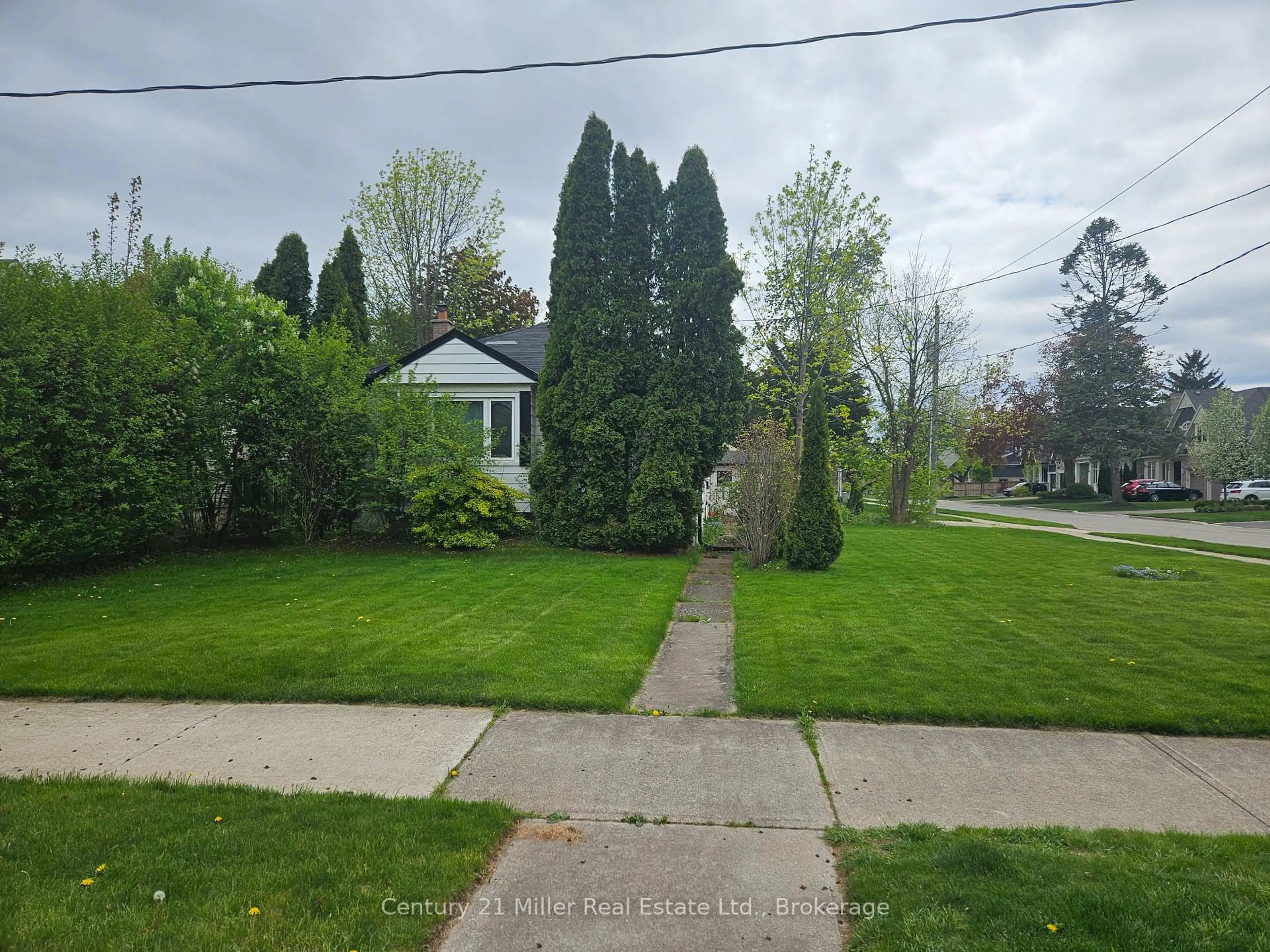 A pic from outside/outdoor area/front of a property/back of a property/a pic from drone, street for 266 Jennings Cres, Oakville Ontario L6L 1W1