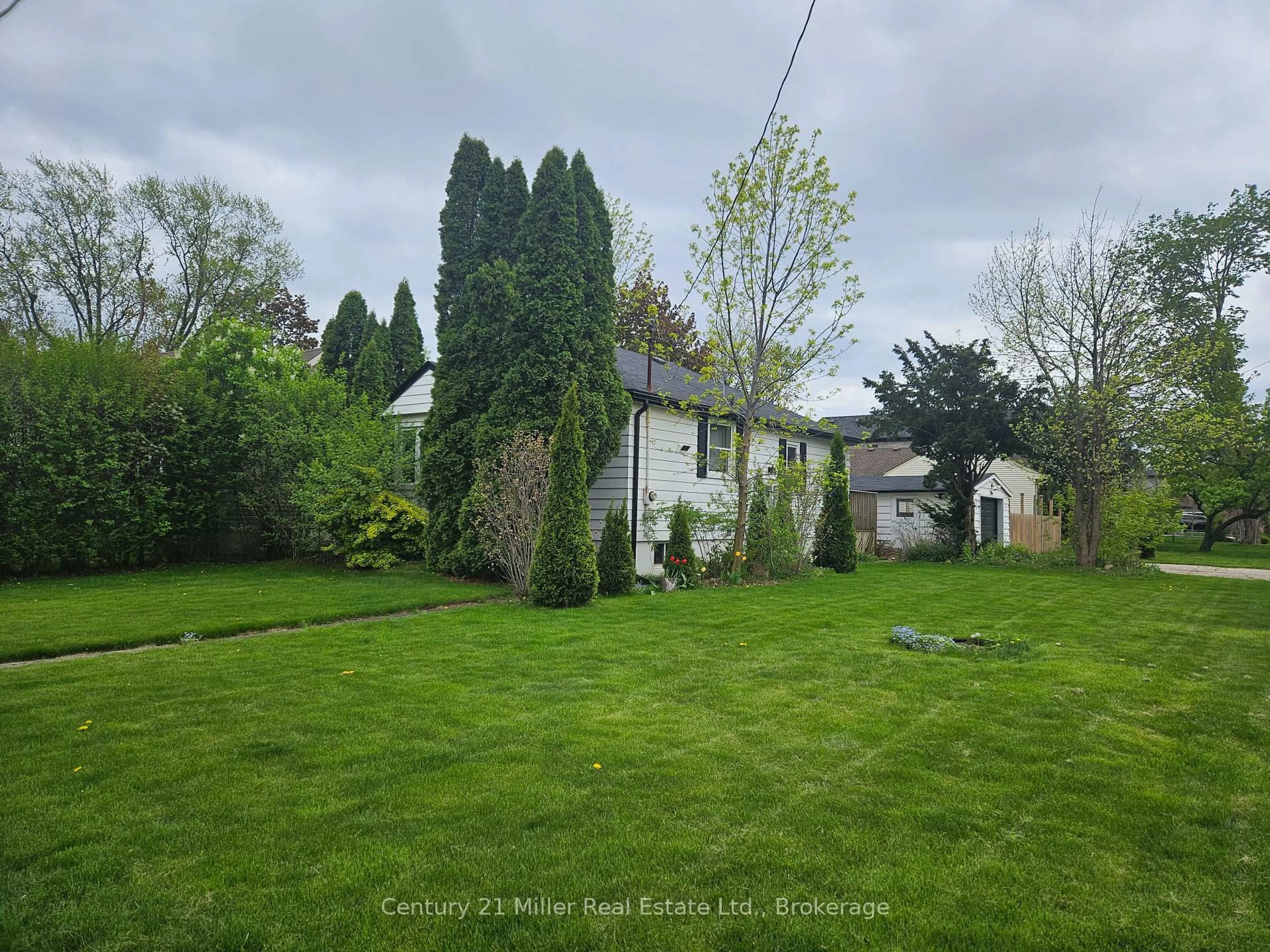 A pic from outside/outdoor area/front of a property/back of a property/a pic from drone, unknown for 266 Jennings Cres, Oakville Ontario L6L 1W1