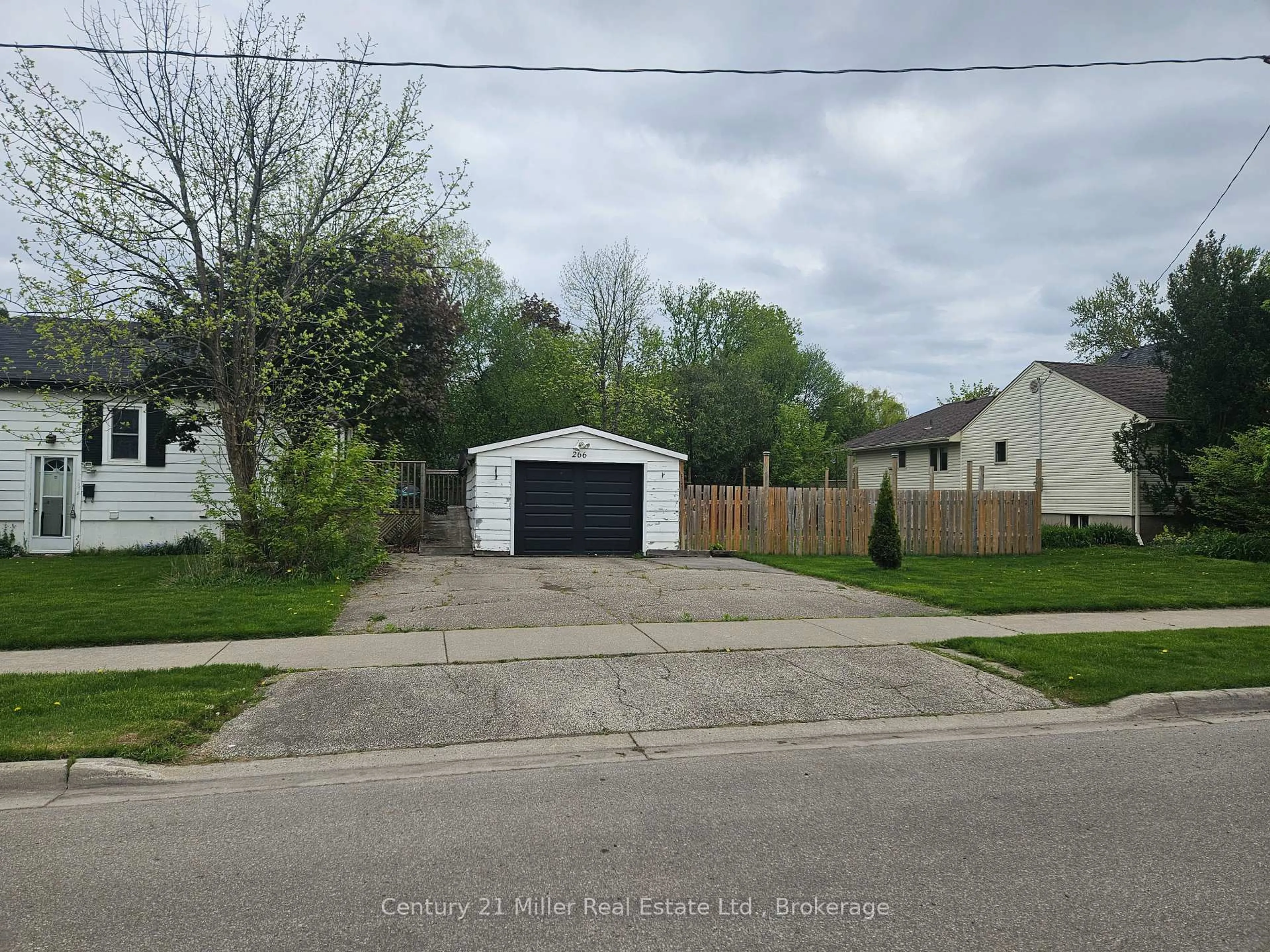 Shed for 266 Jennings Cres, Oakville Ontario L6L 1W1