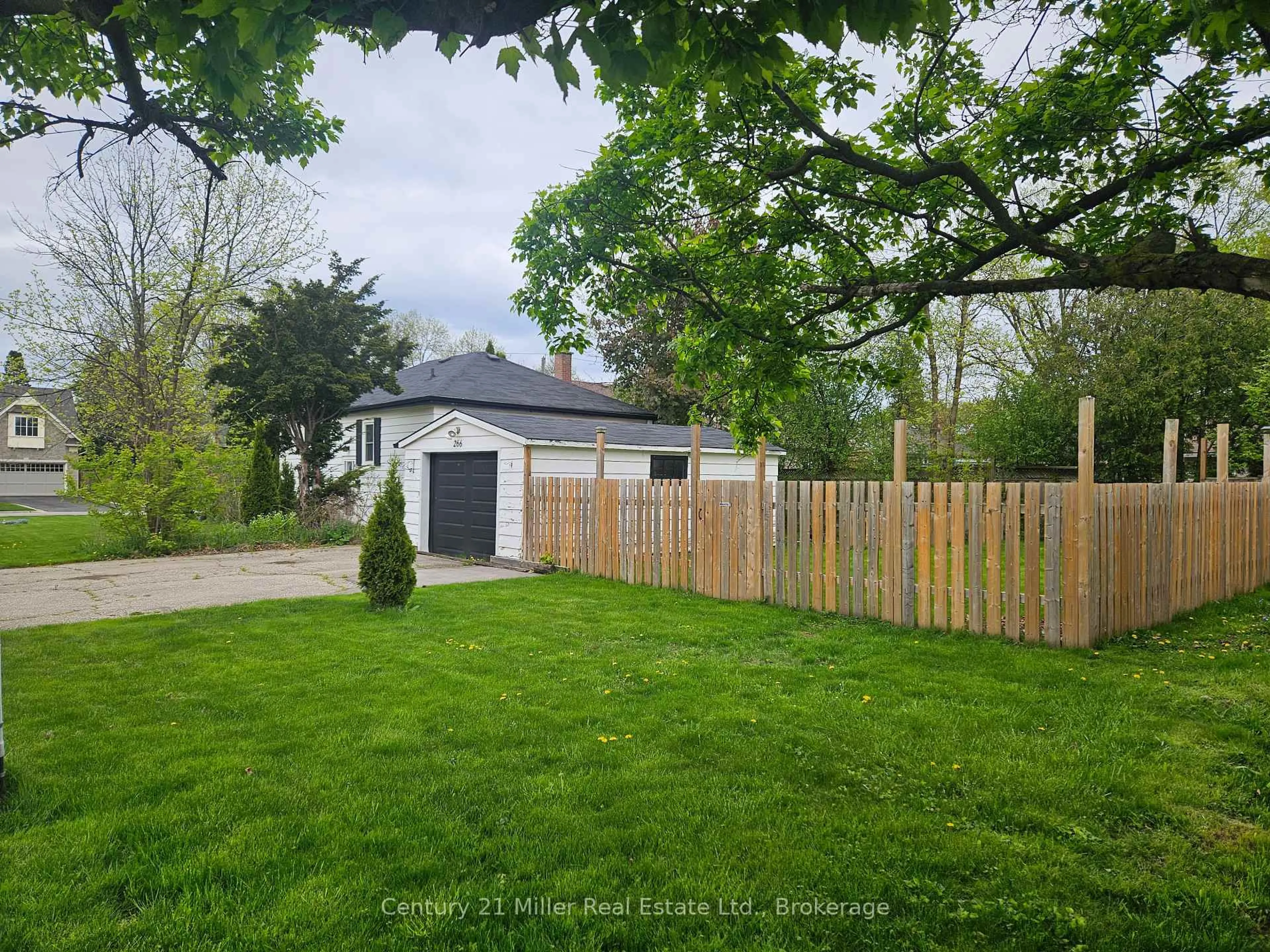A pic from outside/outdoor area/front of a property/back of a property/a pic from drone, street for 266 Jennings Cres, Oakville Ontario L6L 1W1