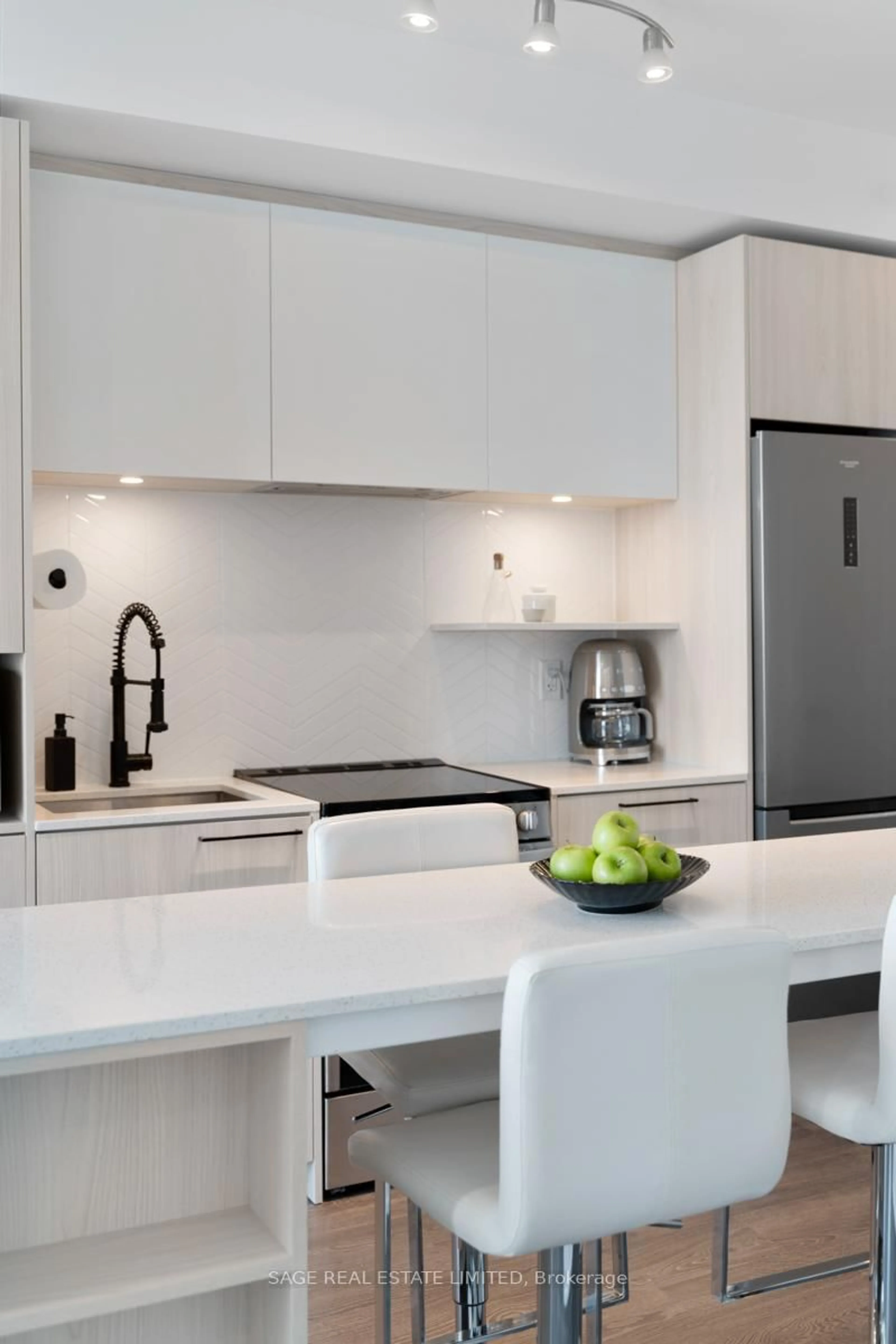 Contemporary kitchen, ceramic/tile floor for 70 Annie Craig Dr #5401, Toronto Ontario M8V 0G2