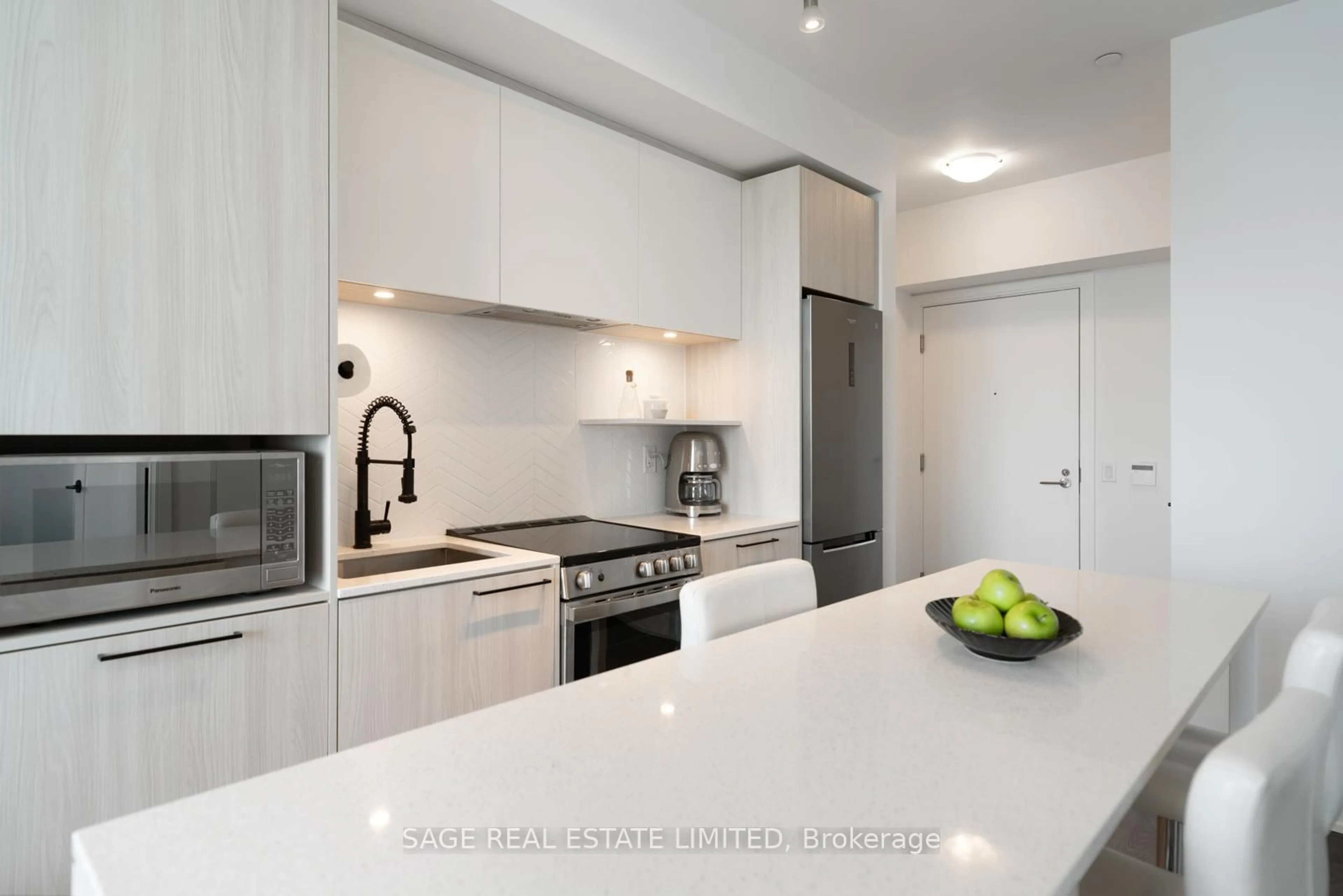 Contemporary kitchen, ceramic/tile floor for 70 Annie Craig Dr #5401, Toronto Ontario M8V 0G2