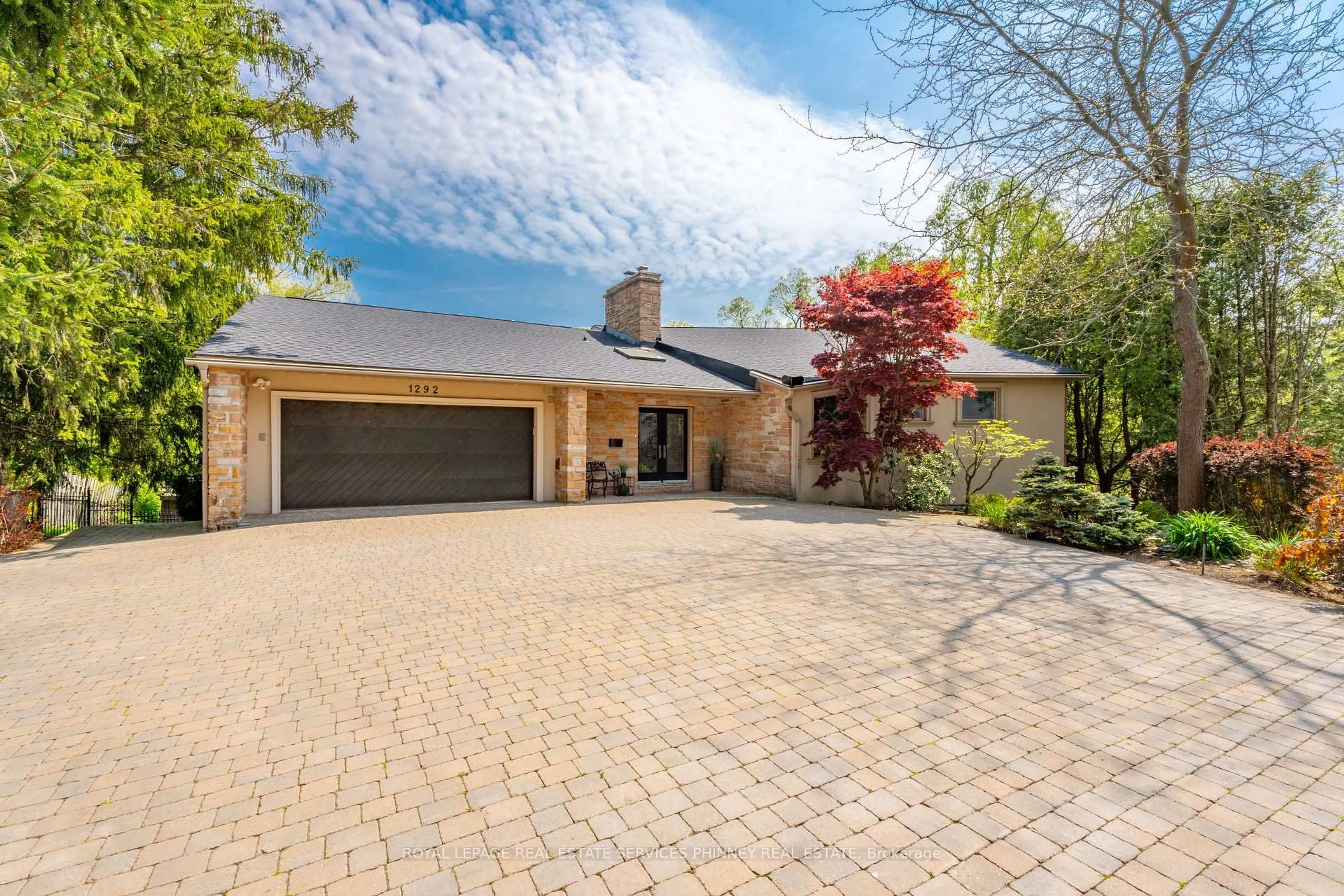 A pic from outside/outdoor area/front of a property/back of a property/a pic from drone, street for 1292 Contour Dr, Mississauga Ontario L5H 1B2