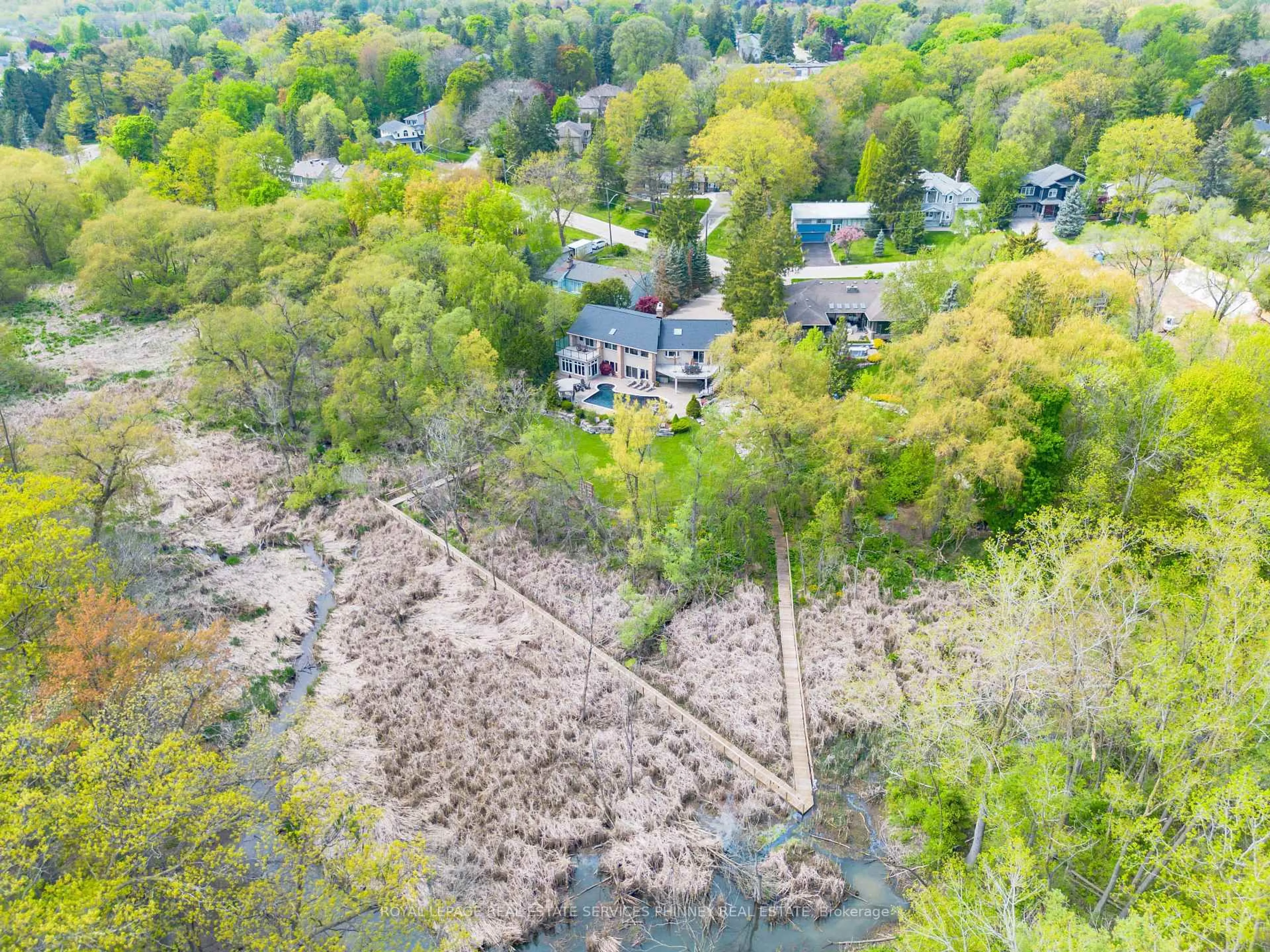 A pic from outside/outdoor area/front of a property/back of a property/a pic from drone, water/lake/river/ocean view for 1292 Contour Dr, Mississauga Ontario L5H 1B2