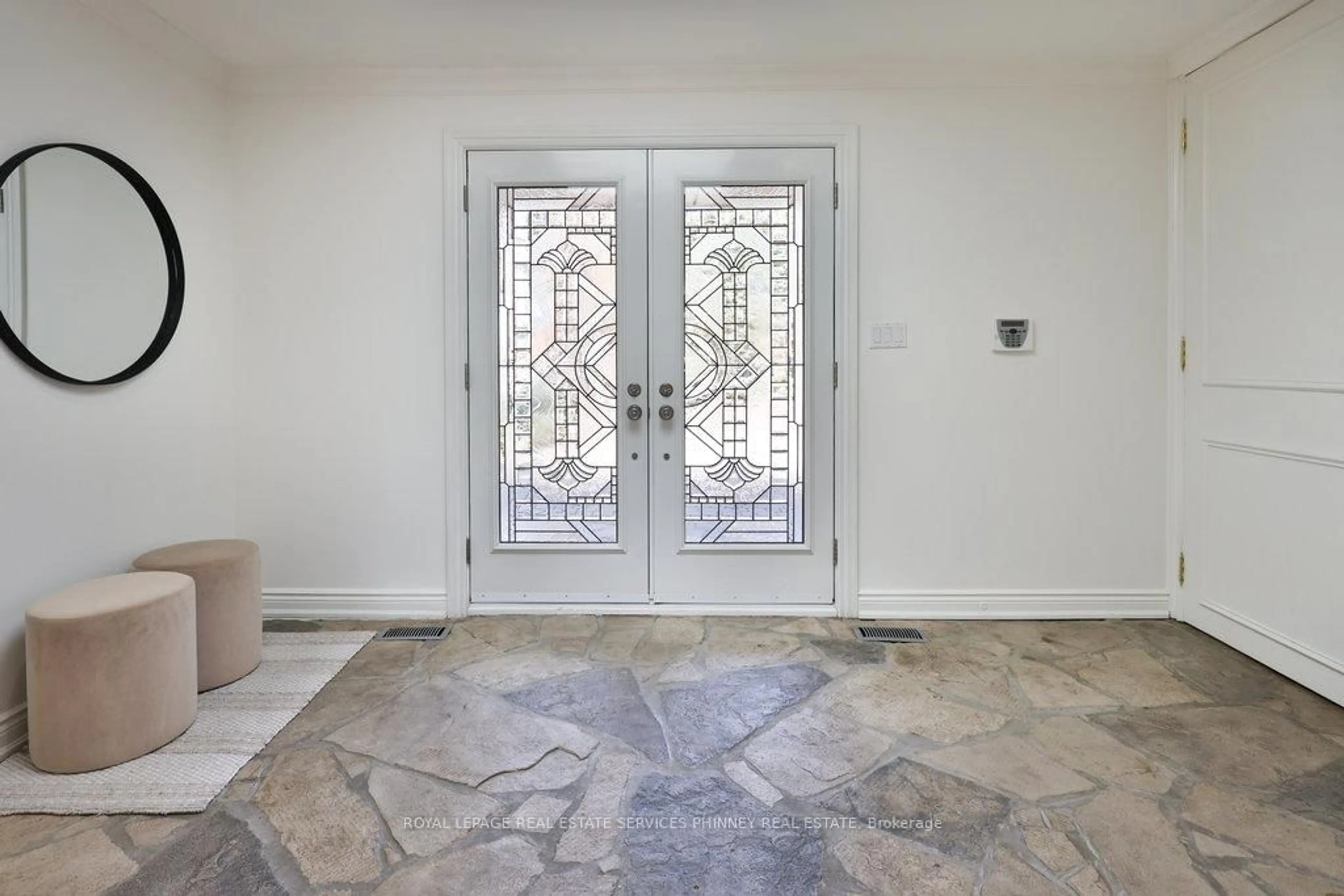 Indoor entryway for 1292 Contour Dr, Mississauga Ontario L5H 1B2