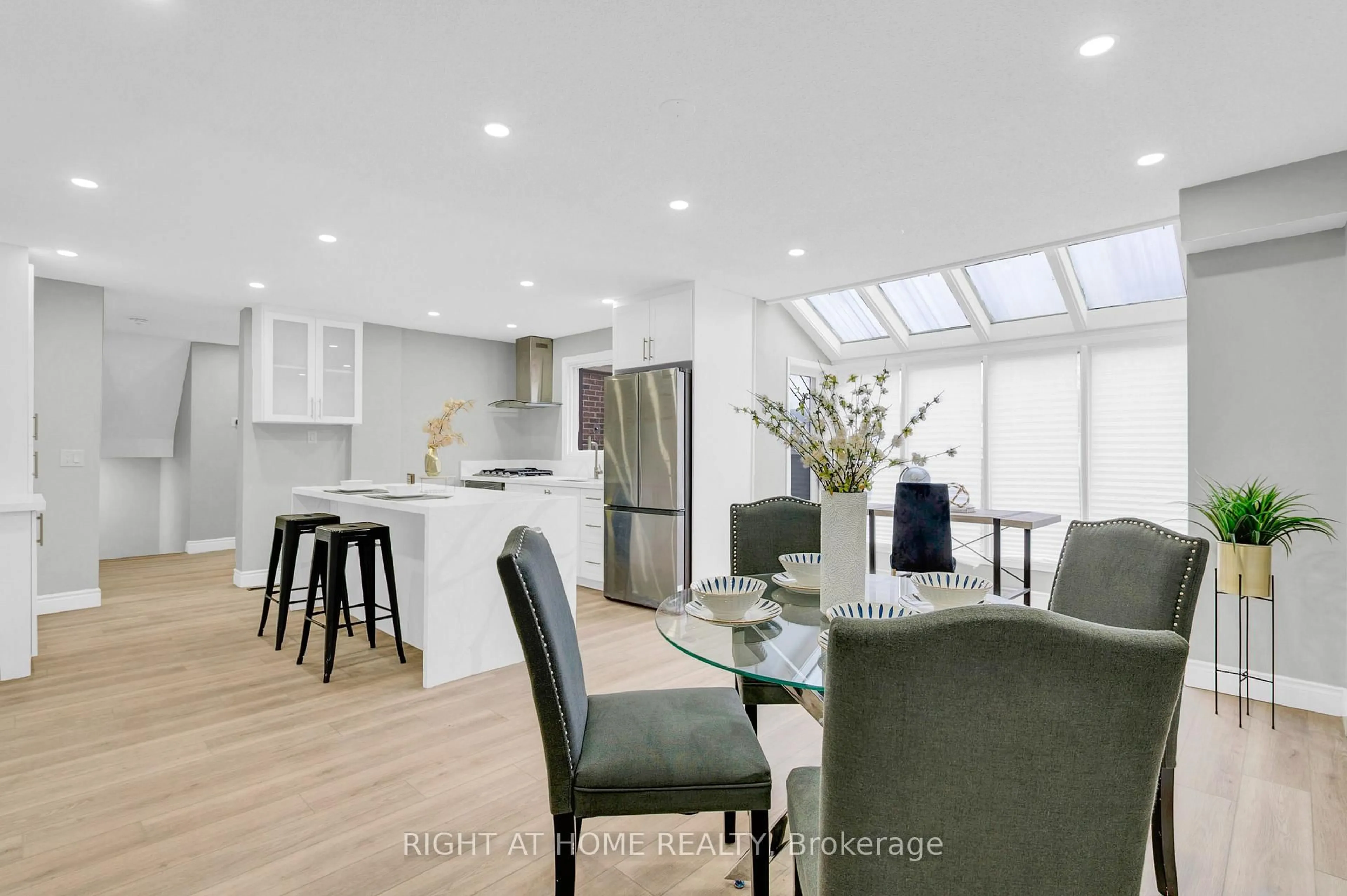 Open concept kitchen, unknown for 1152 Kos Blvd, Mississauga Ontario L5J 4L6