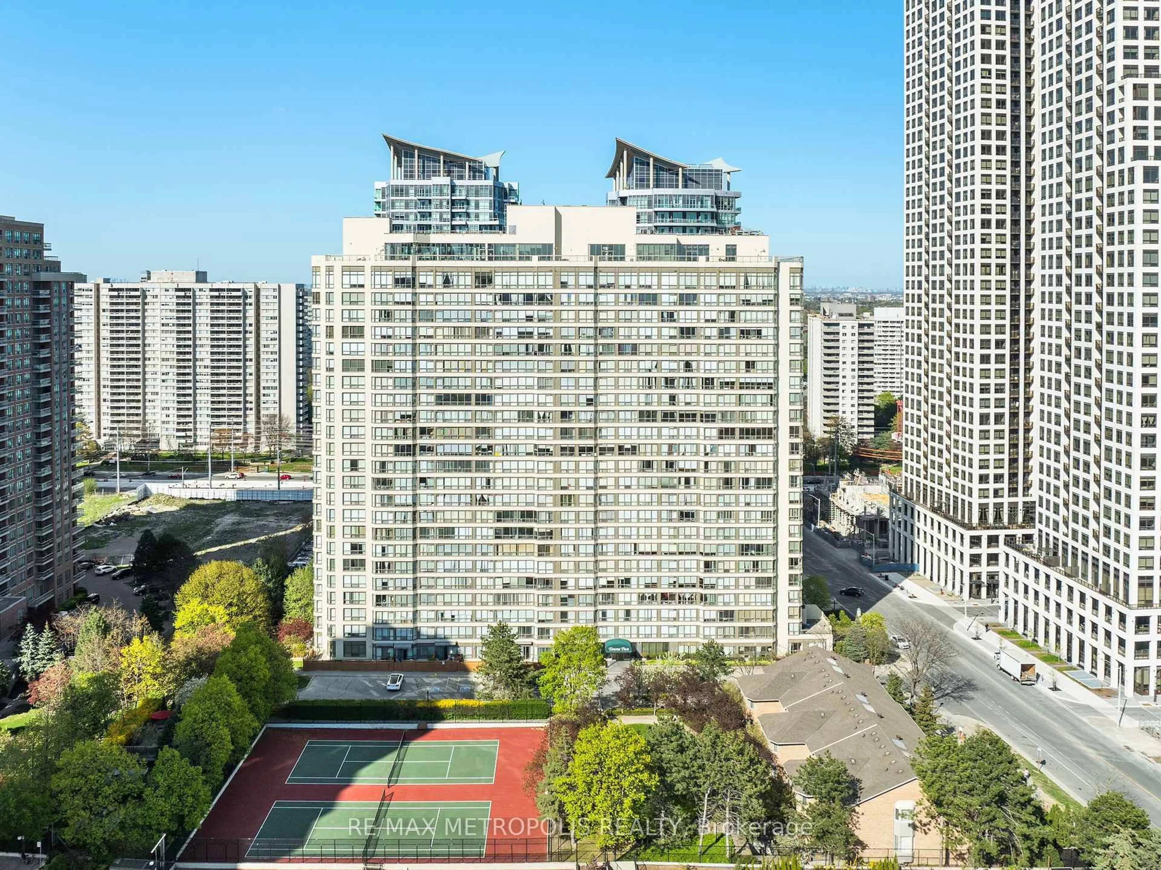 A pic from outside/outdoor area/front of a property/back of a property/a pic from drone, city buildings view from balcony for 55 Elm Dr #2002, Mississauga Ontario L5B 3Z3