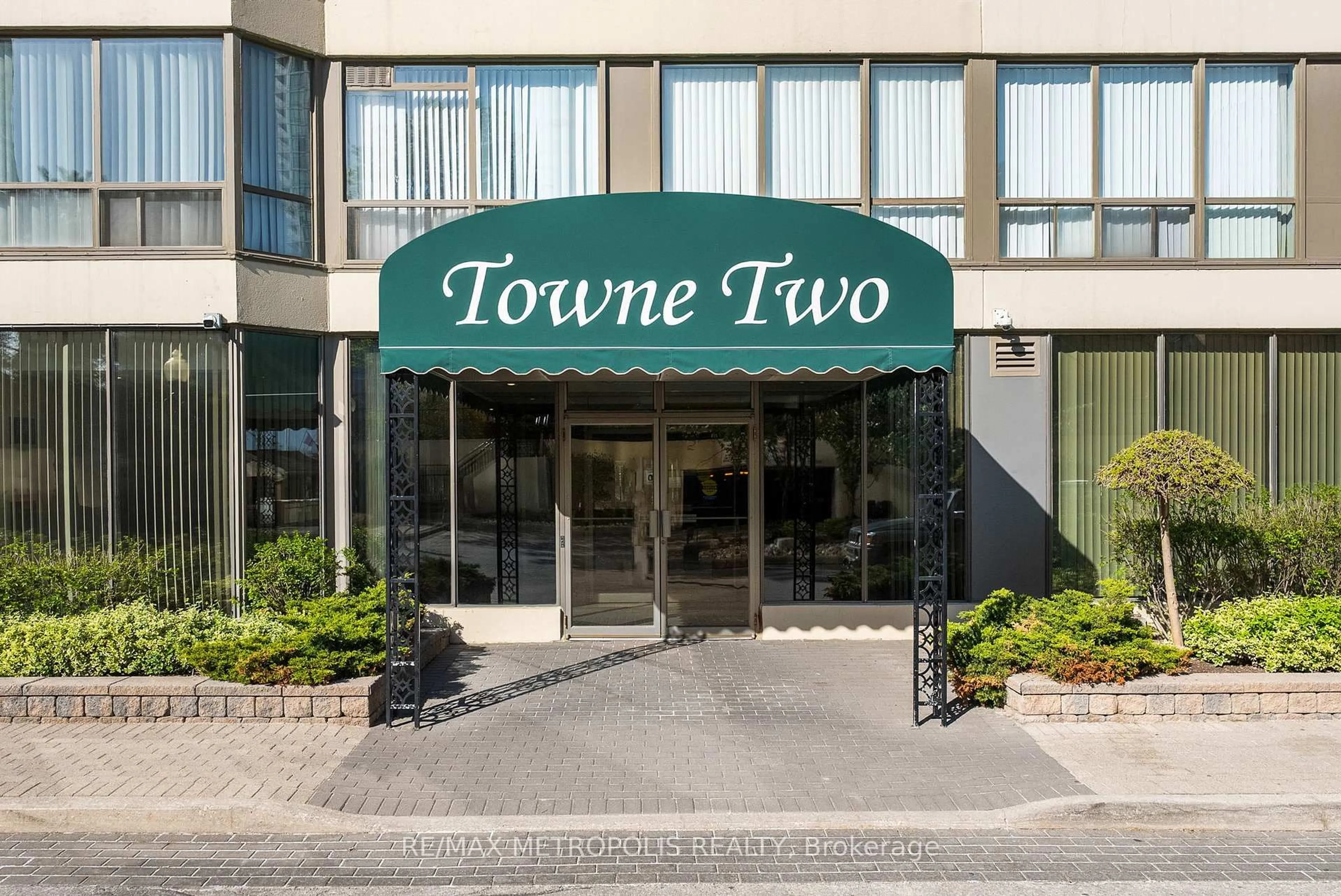 Indoor foyer for 55 Elm Dr #2002, Mississauga Ontario L5B 3Z3