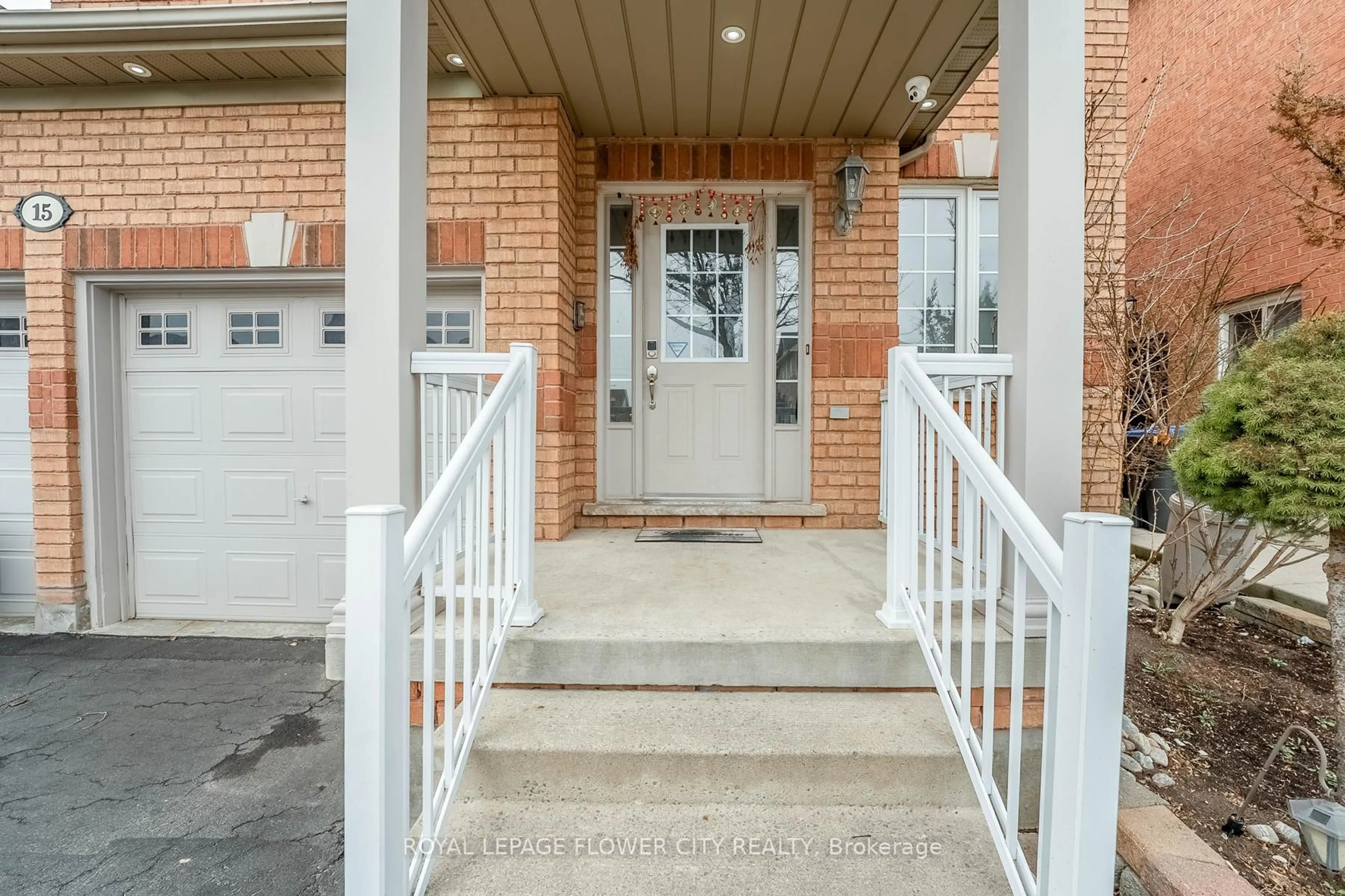 Indoor entryway for 15 Ryegrass Cres, Brampton Ontario L7A 3K4