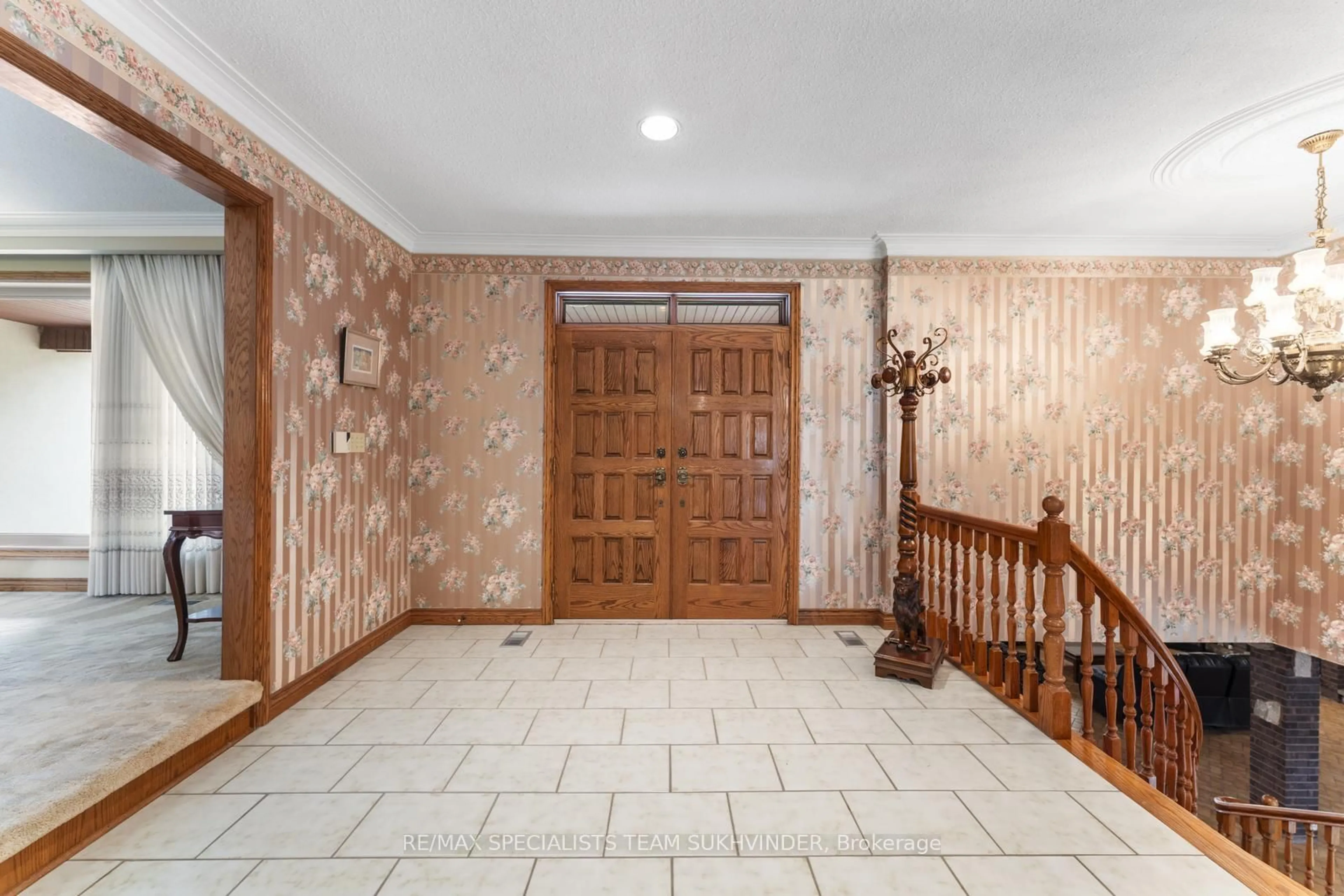 Indoor foyer for 3 Princess Andrea Crt, Brampton Ontario L6P 0G2