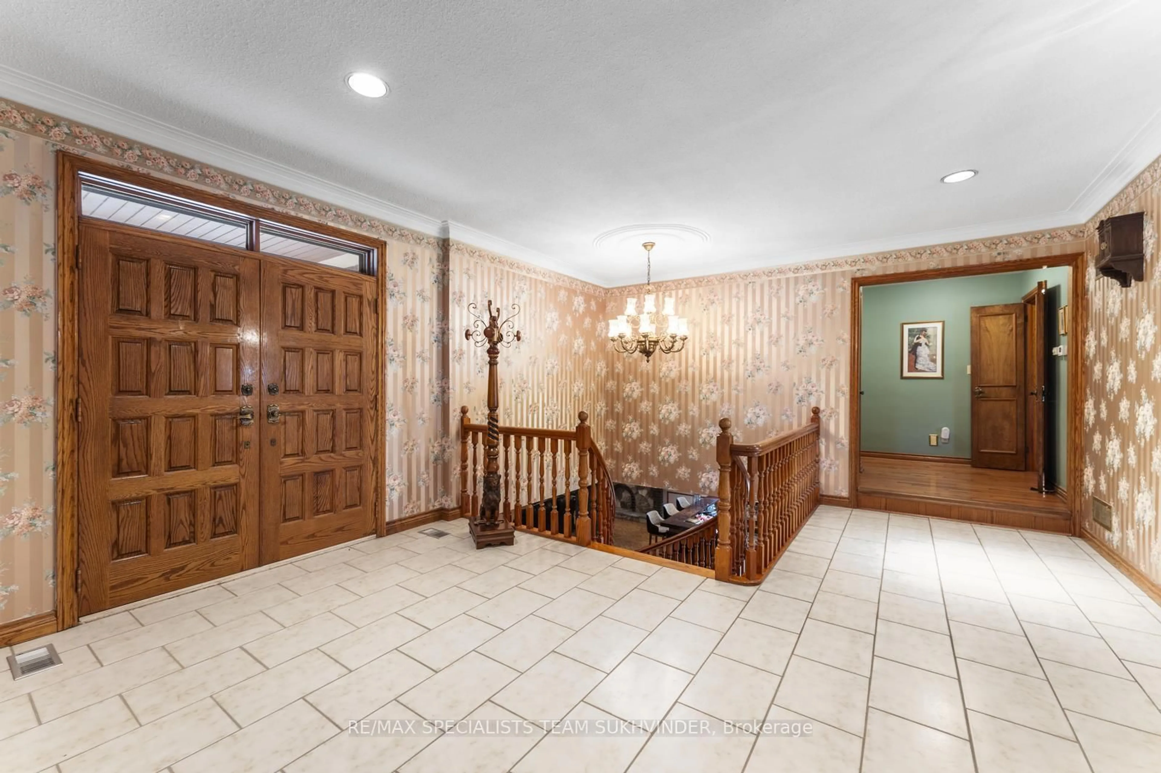 Indoor foyer for 3 Princess Andrea Crt, Brampton Ontario L6P 0G2