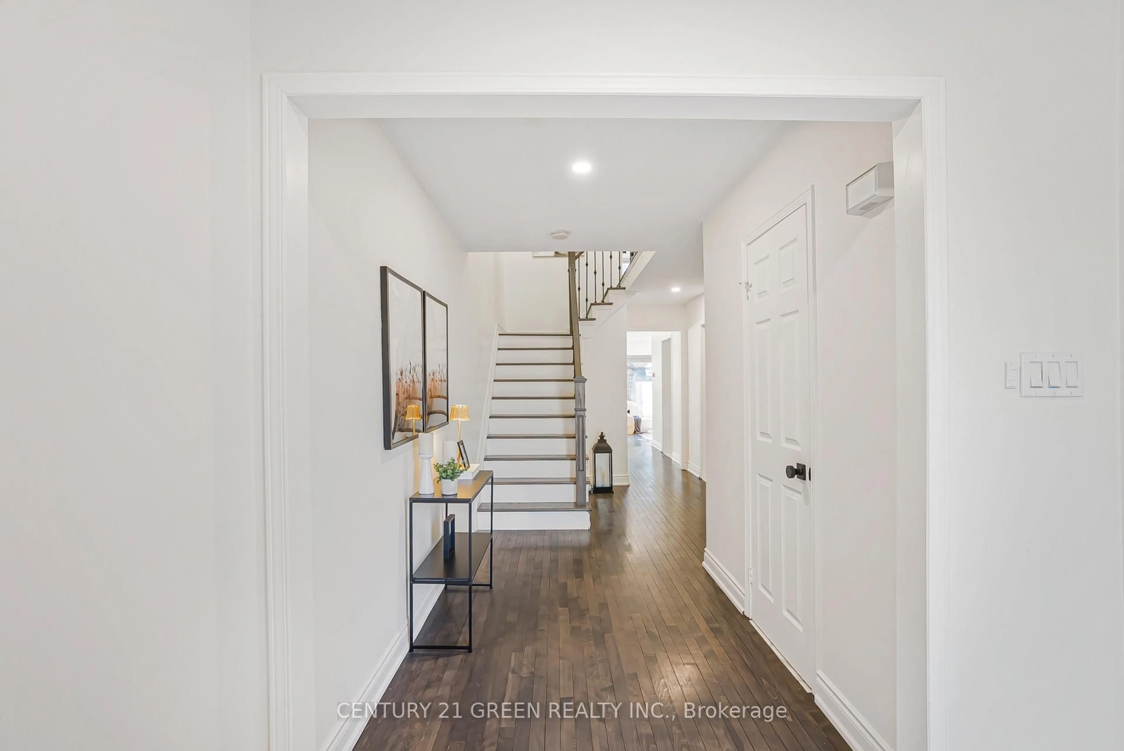 Indoor entryway for 2237 Shipwright Rd, Oakville Ontario L6M 3E2