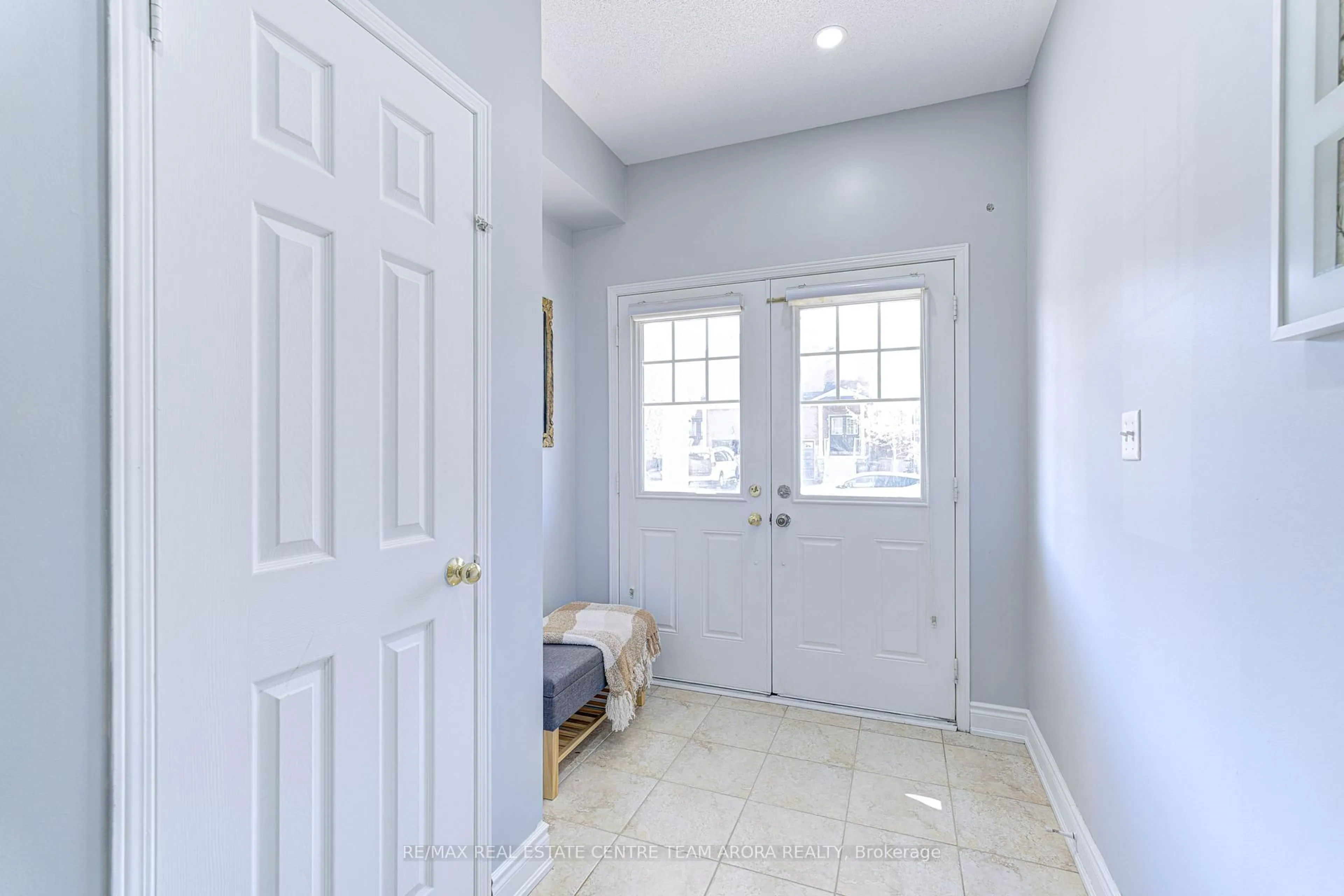 Indoor entryway for 92 Gulfbrook Circ, Brampton Ontario L6Z 0G4