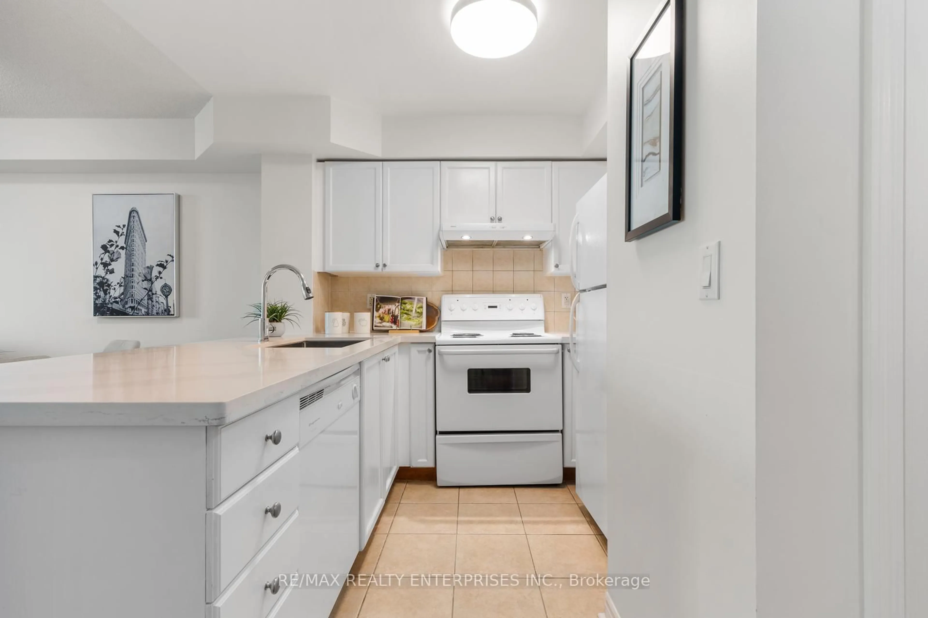 Standard kitchen, ceramic/tile floor for 33 Elm Dr #413, Mississauga Ontario L5B 4M2