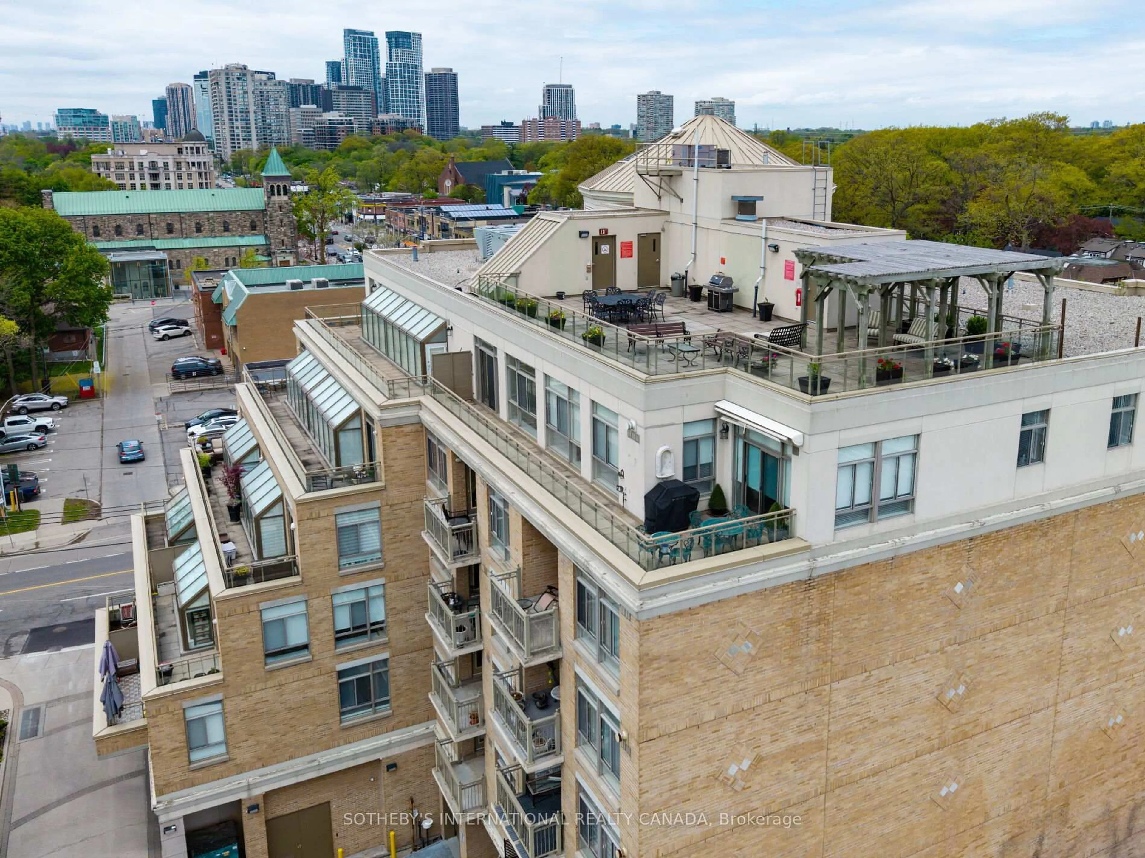 A pic from outside/outdoor area/front of a property/back of a property/a pic from drone, city buildings view from balcony for 935 Royal York Rd #601, Toronto Ontario M8Y 4H1