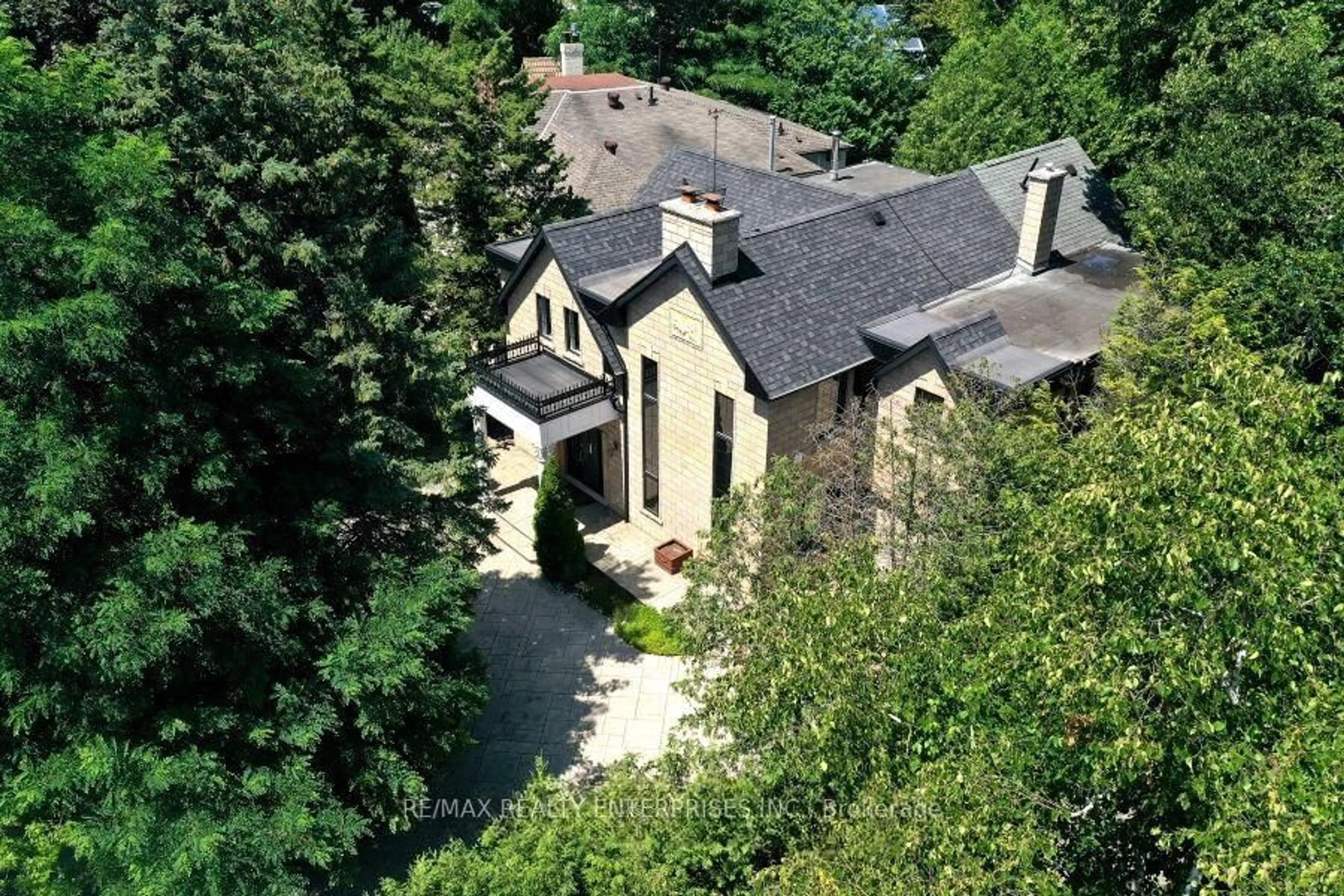 A pic from outside/outdoor area/front of a property/back of a property/a pic from drone, street for 100 Old Mill Road Rd, Toronto Ontario M8X 1G8