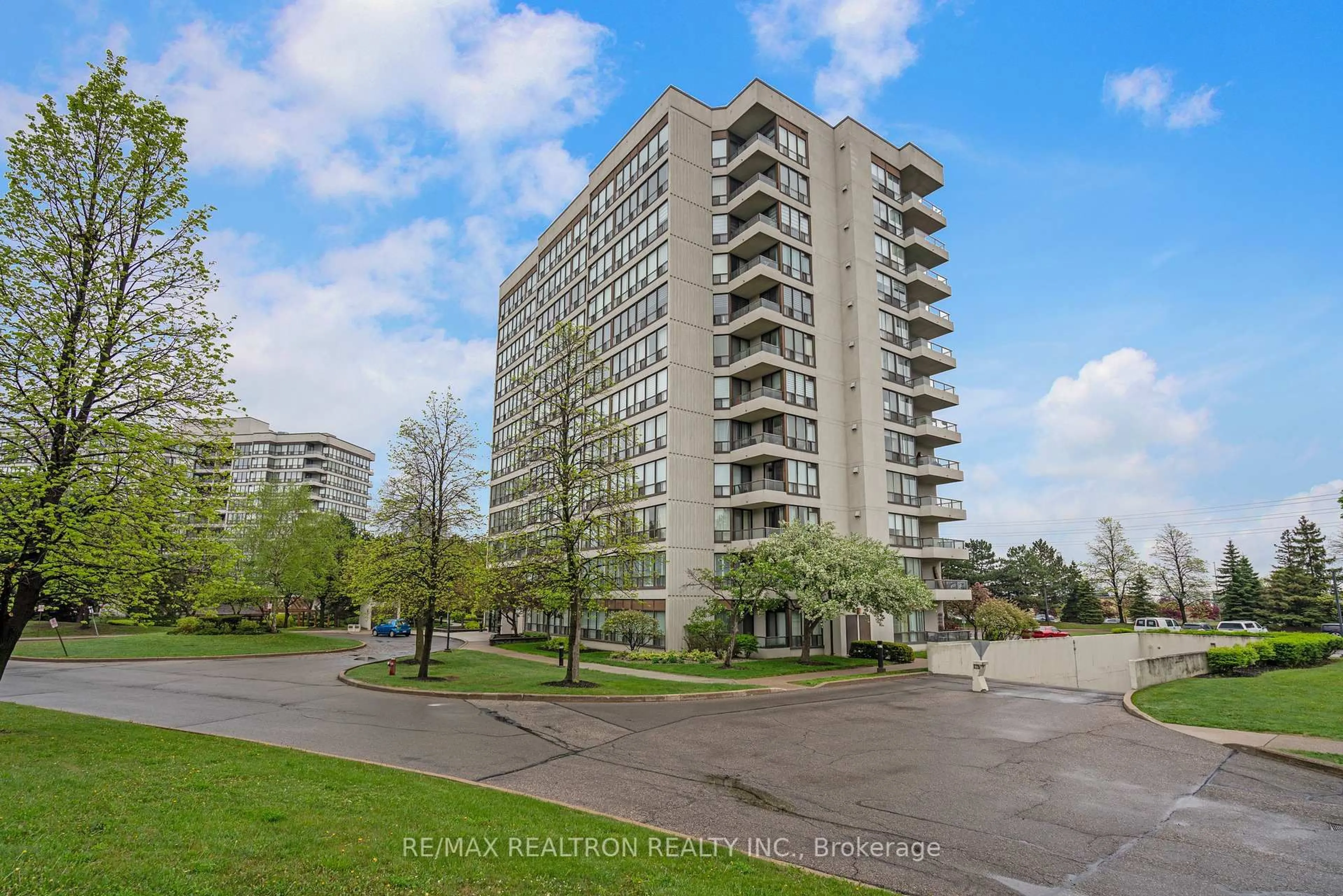 A pic from outside/outdoor area/front of a property/back of a property/a pic from drone, building for 12 Laurelcrest St #509, Brampton Ontario L6S 5Y4