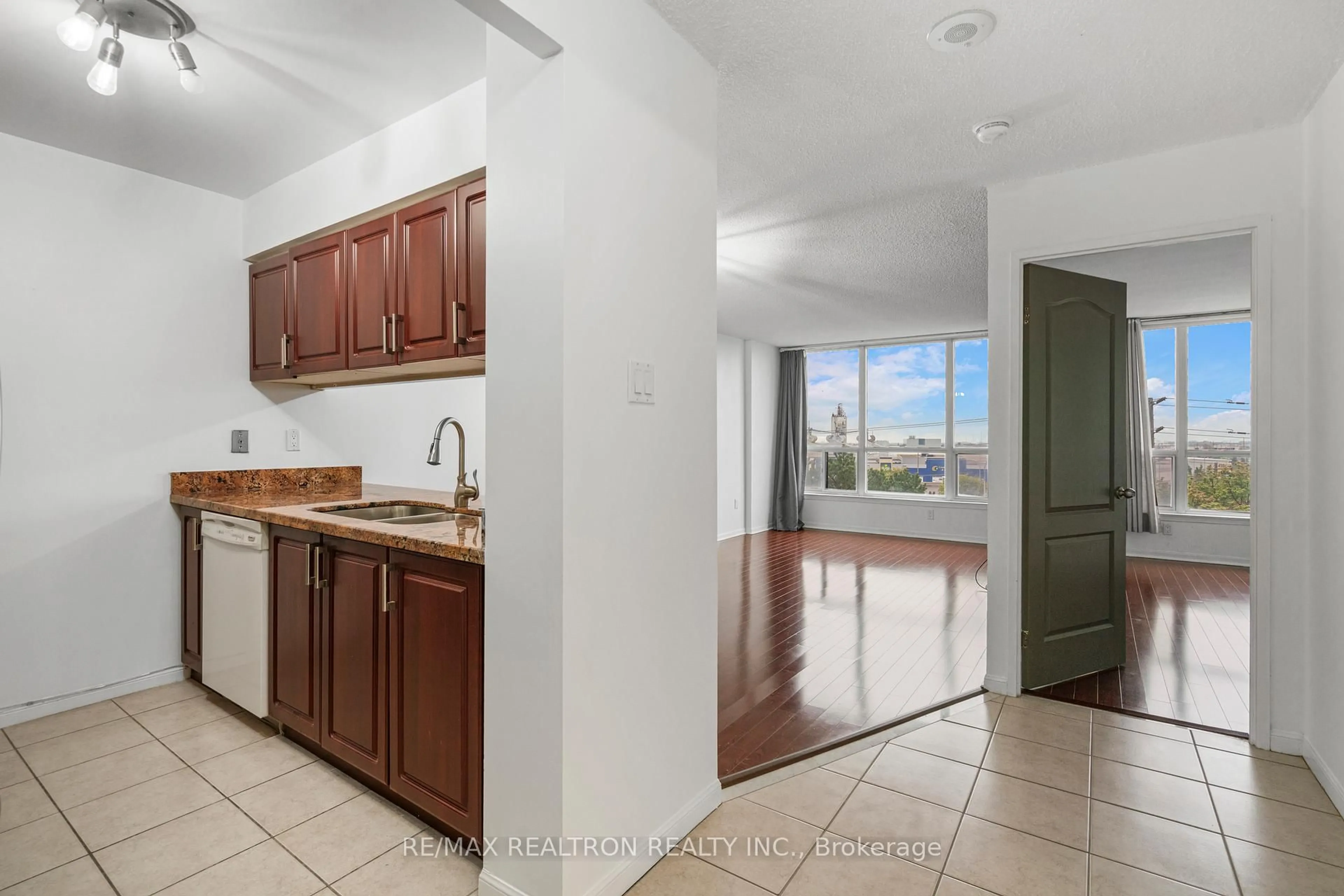 Open concept kitchen, ceramic/tile floor for 12 Laurelcrest St #509, Brampton Ontario L6S 5Y4