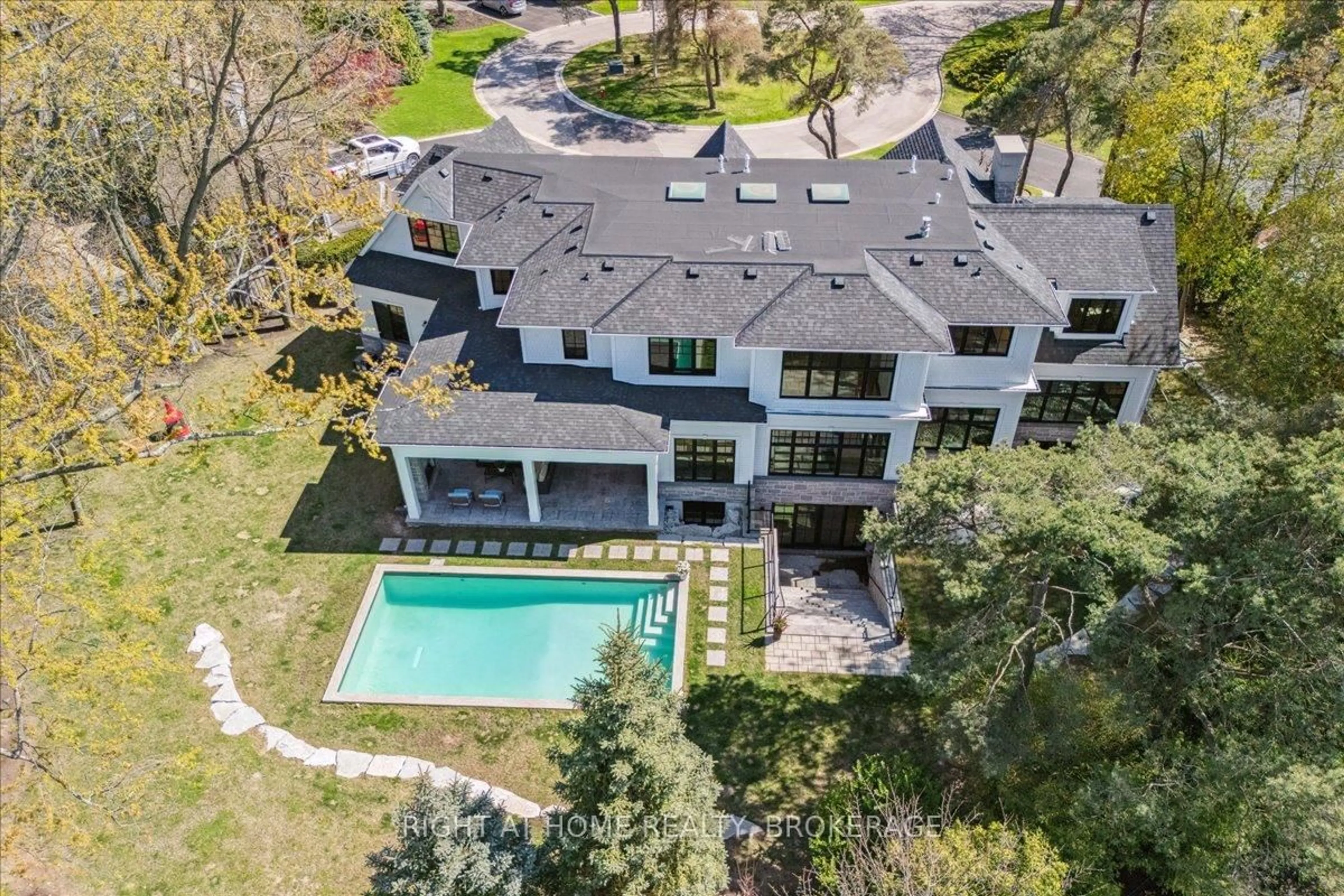 A pic from outside/outdoor area/front of a property/back of a property/a pic from drone, water/lake/river/ocean view for 1253 Crawford Crt, Oakville Ontario L6J 1Z2