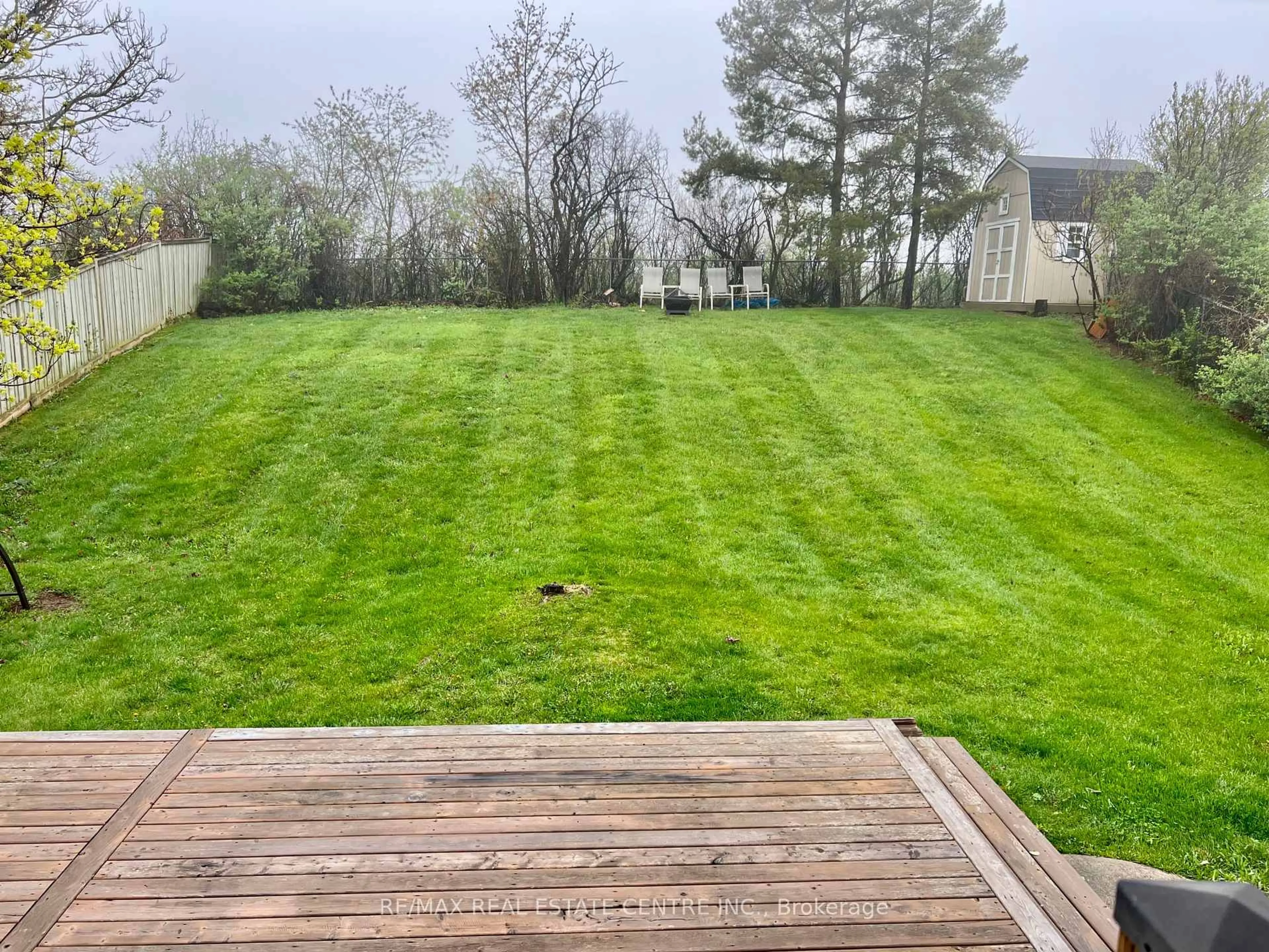 A pic from outside/outdoor area/front of a property/back of a property/a pic from drone, unknown for 22 Hillside Dr, Halton Hills Ontario L7G 4W3