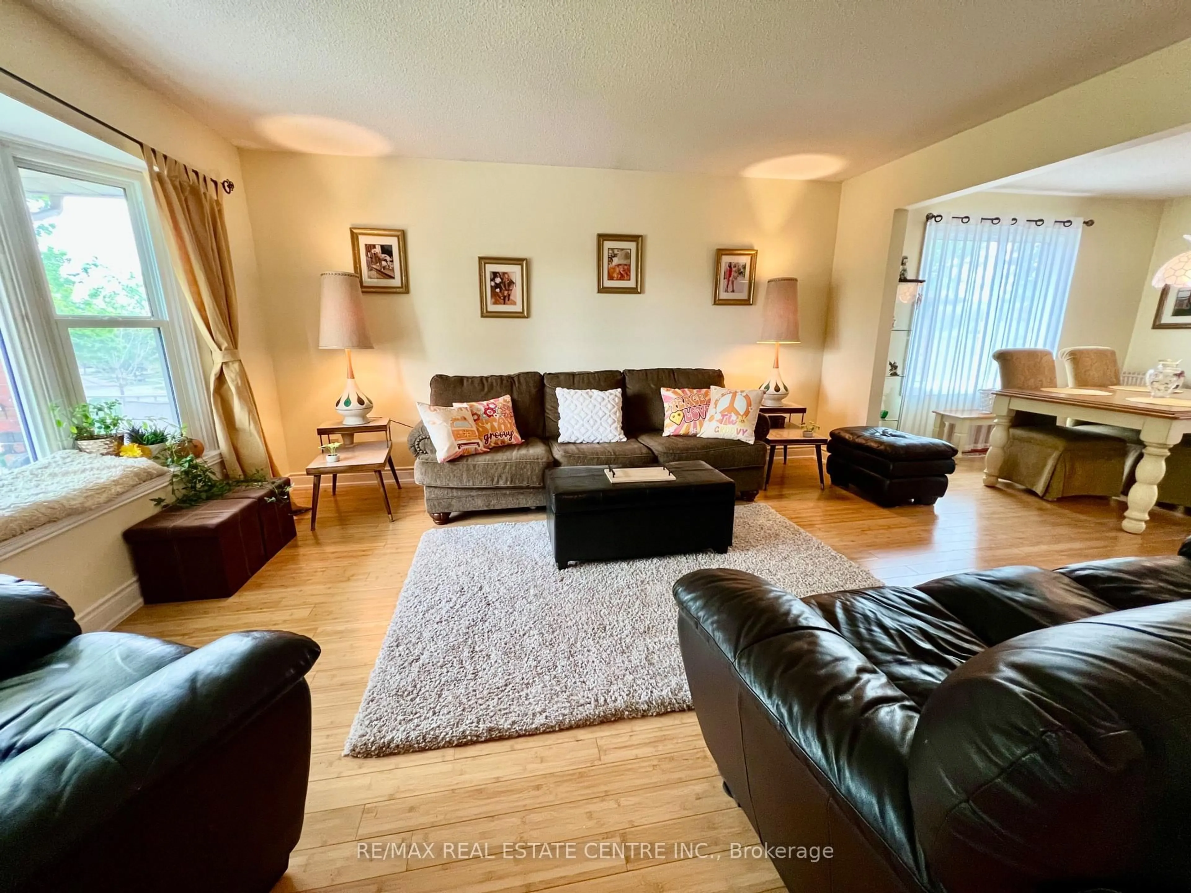 Living room with furniture, unknown for 22 Hillside Dr, Halton Hills Ontario L7G 4W3