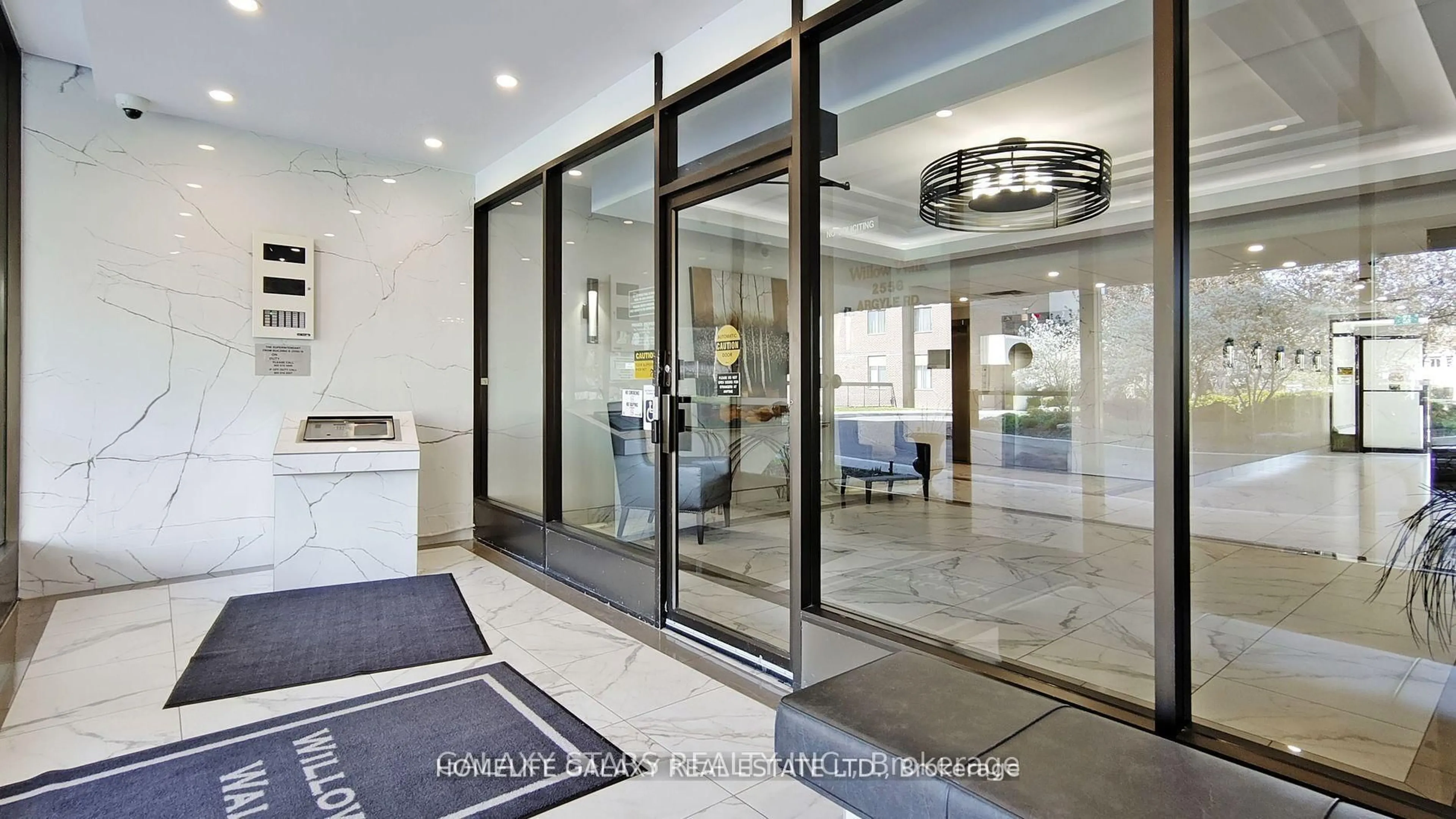 Indoor foyer for 2556 Argyle Rd #1002, Mississauga Ontario L5B 2H6